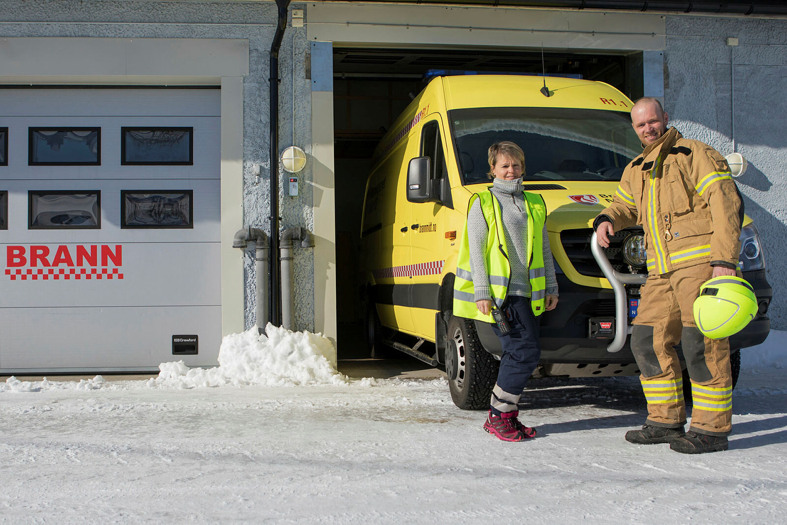 Mens vi venter på ambulansen. Mens vi venter på ambulansen. Sykepleier Nina Øyer Devik og utrykningsleder Frank Aspnes i Brannvesenet Midt IKS