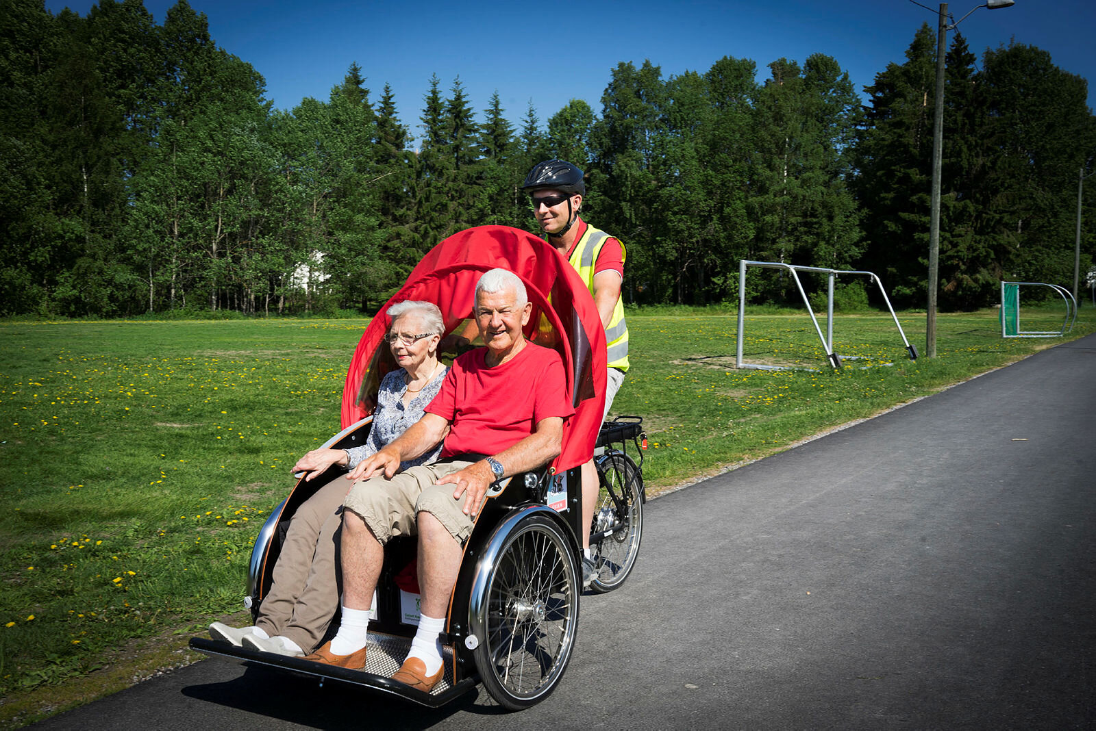 Med rett til vind i håret Bildet viser enhetsleder Håvard Lobben-Seth som sykler pasient Solveig Johansen og samboer Alf Krossli på besøk ved Gulset sykehjem i Skien.