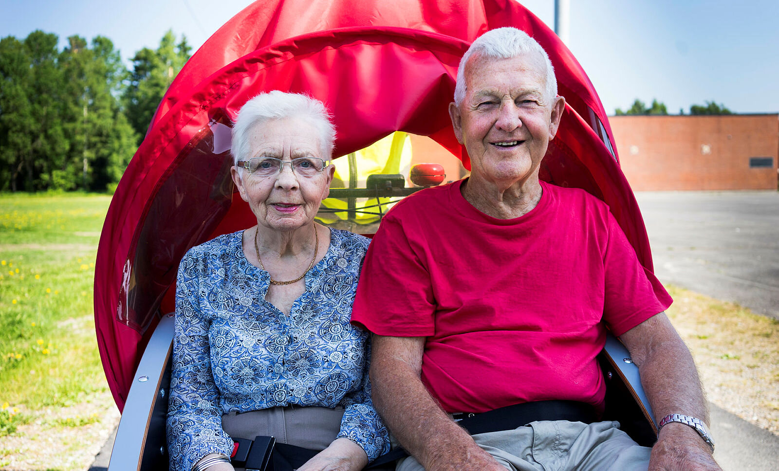 Sykkeltur ved Gulset sykehjem, Skien Bildet viser beboer Solveig Johansen ved Gulset sykehjem i Skien og samboer Alf Krossli som er på besøk, i vogna på en el-sykkel.