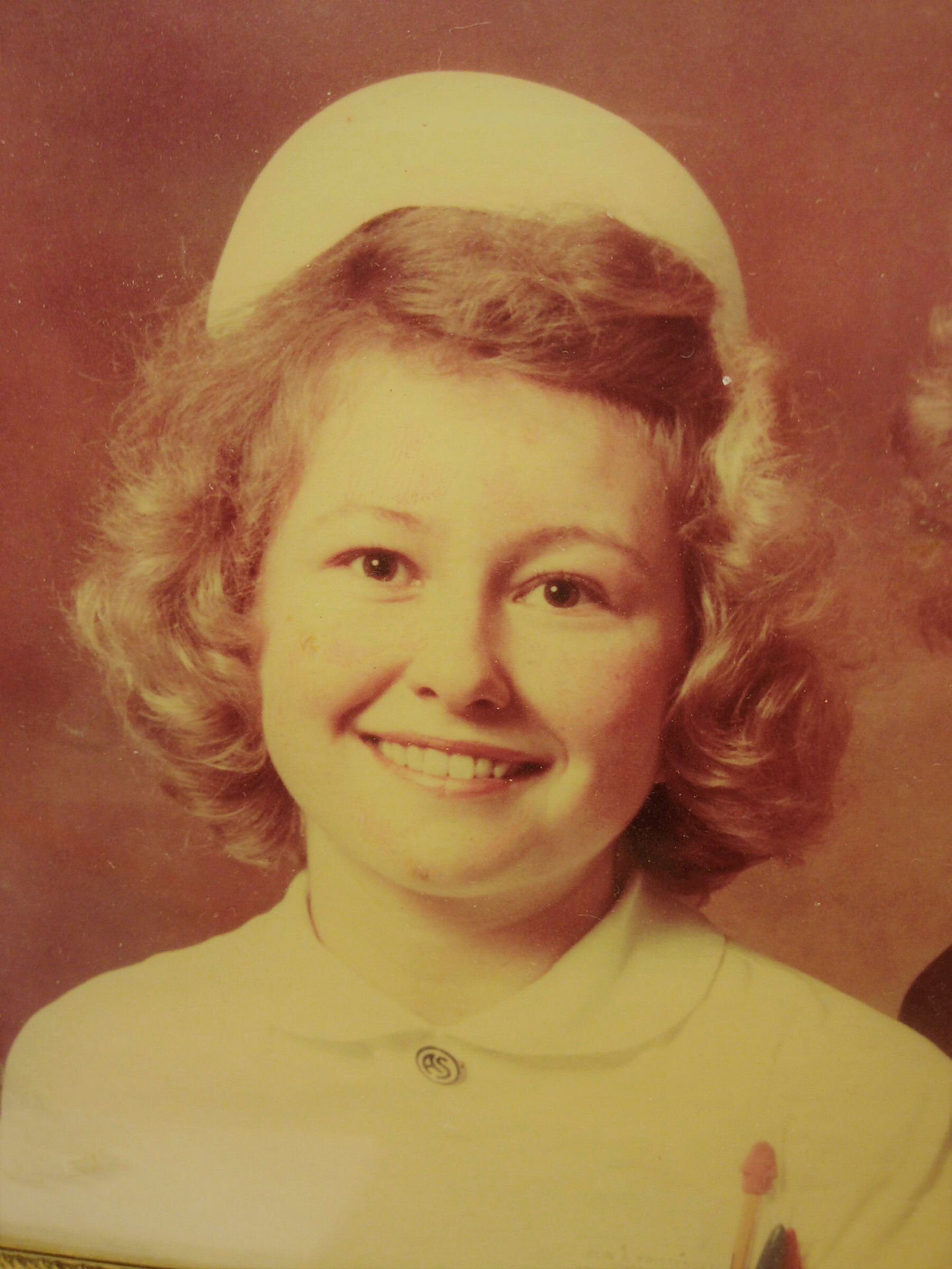 Elin Aamodt, pensjonert sykepleier 2016 - sykepleierstudent 1975 Elin Aamodt, pensjonert sykepleier 2016 - sykepleierstudent 1975