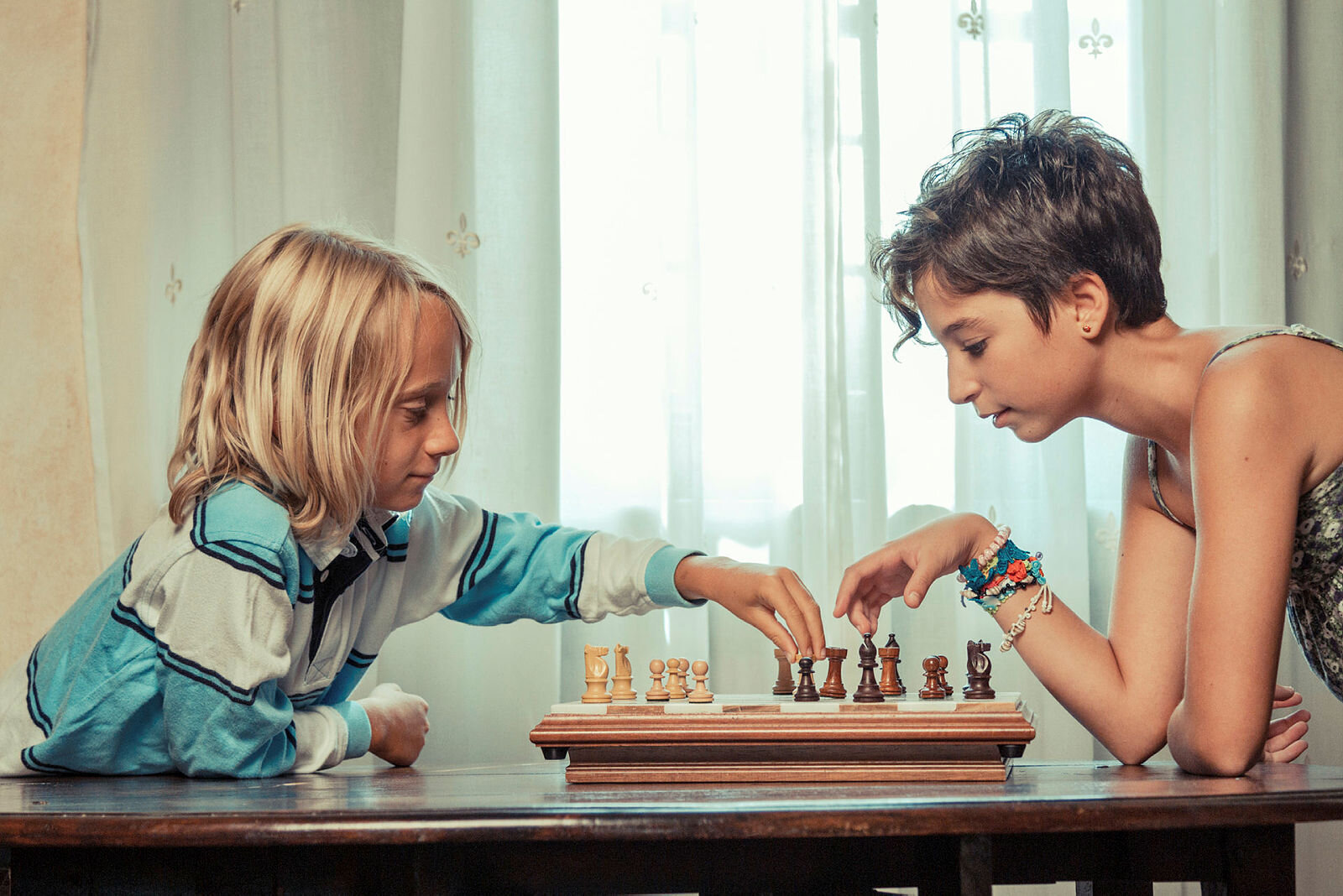 Ungdom spiller sjakk - kjønnsidentitet/trans Ungdom spiller sjakk - kjønnsidentitet/trans