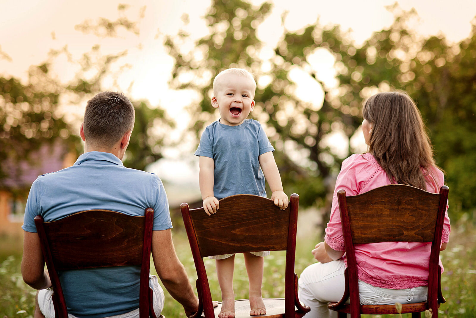 familielykke Mor, far og barn på stoler.