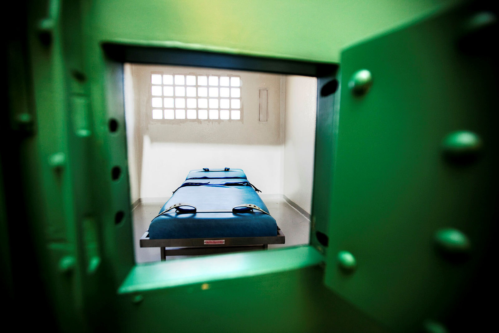 Seng med belter på isolat, fra Ila sikringsanstalt