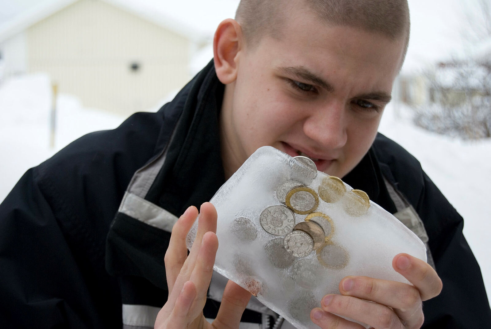 Lønn Bildet viser en mann med penger