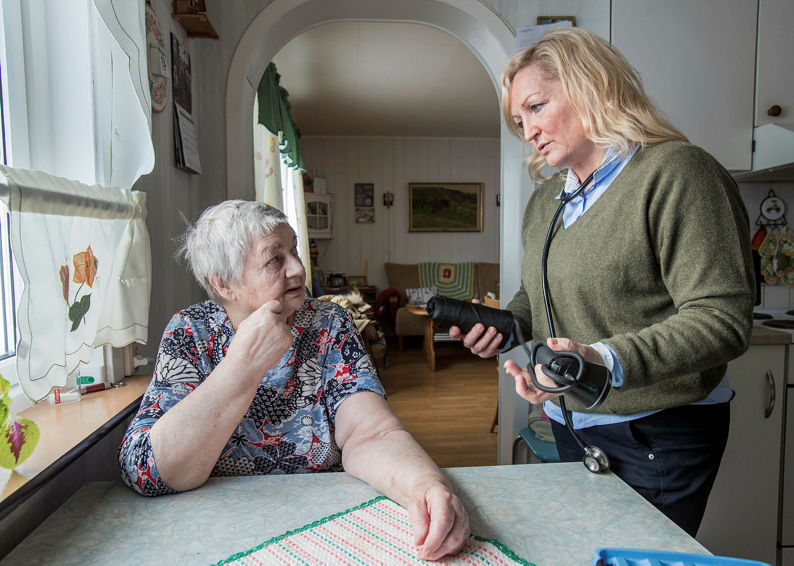 Sykepleier i finnmark Bildet viser hjemmesykepleier Anne Giæver i Måsøy kommune