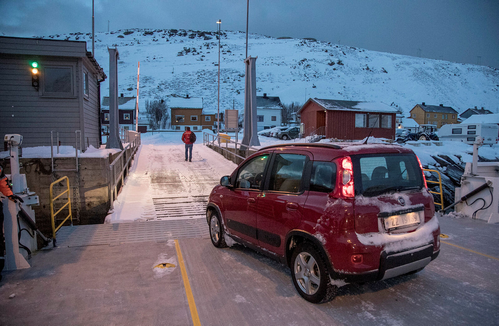 Sykepleier i finnmark Bildet viser hjemmesykepleier Anne Giæver i Måsøy kommune