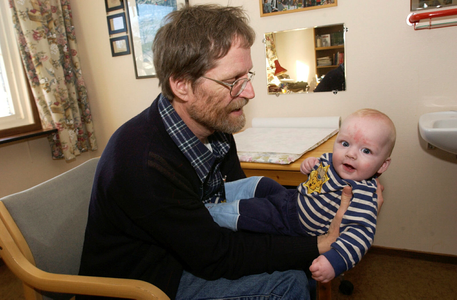 Ola Berglund, landets første mannlige helsesøster med baby, Halden