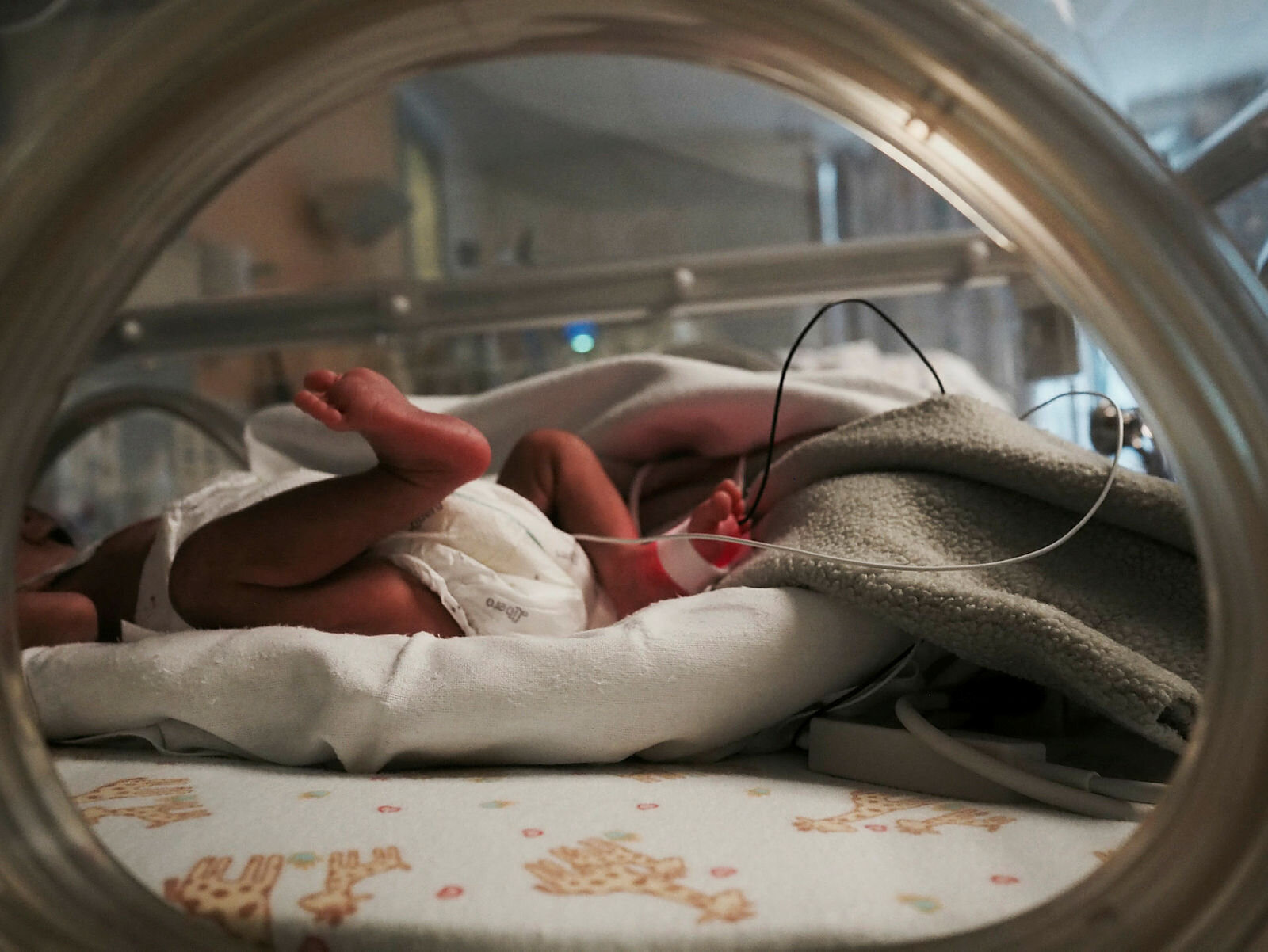 Nyfødt som ligger i kuvøse