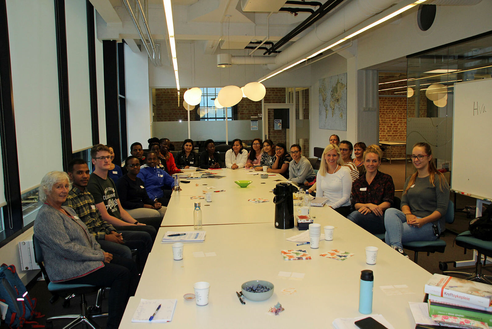 Språkkafe Drammen Bildet viser deltakere på skråkkafe for sykepleierstudenter på Campus Drammen.