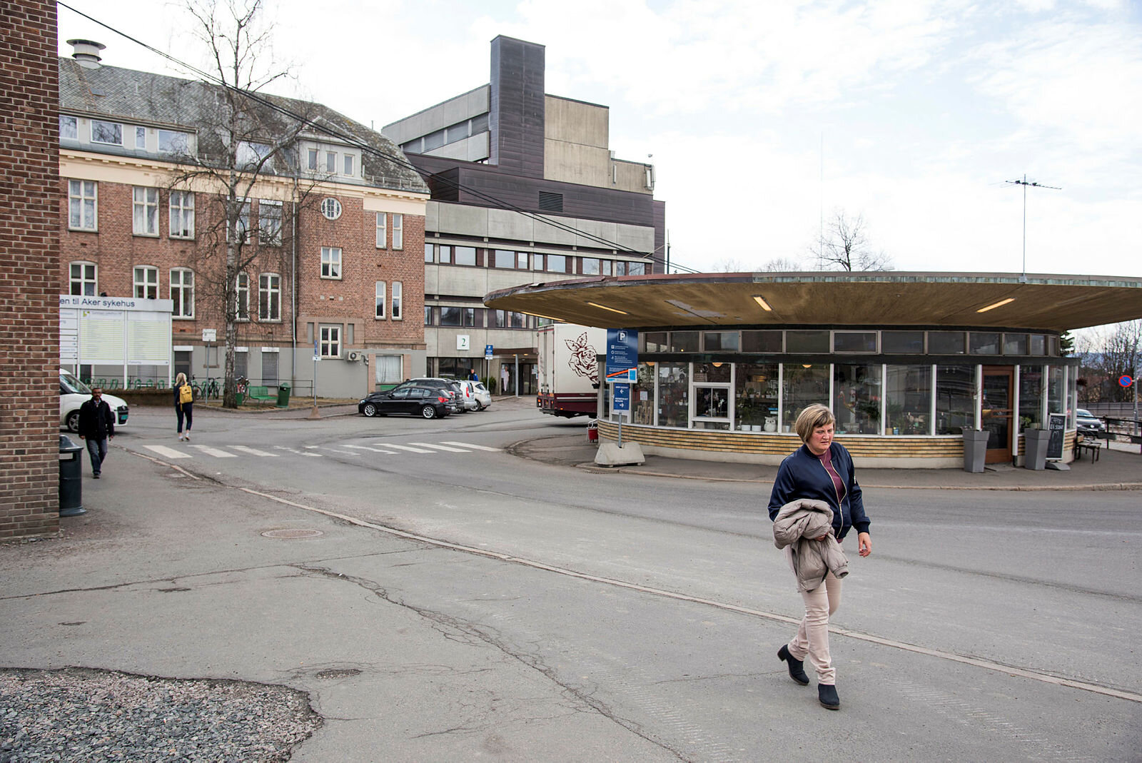 Karin Jonli Bildet viser Karin Jonli som går ut fra Aker sykehus.