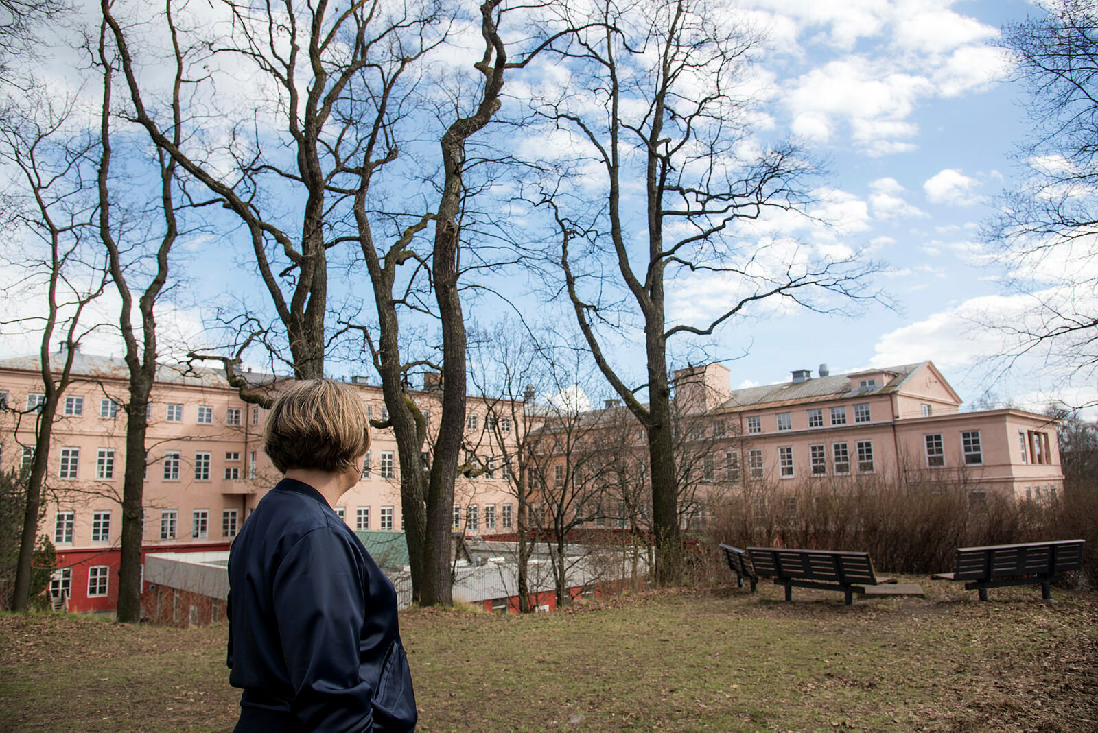 Karin Jonli Bildet viser Karin Jonli som står med ryggen til og ser mot bygningen der Sophies Minde lå tidligere.
