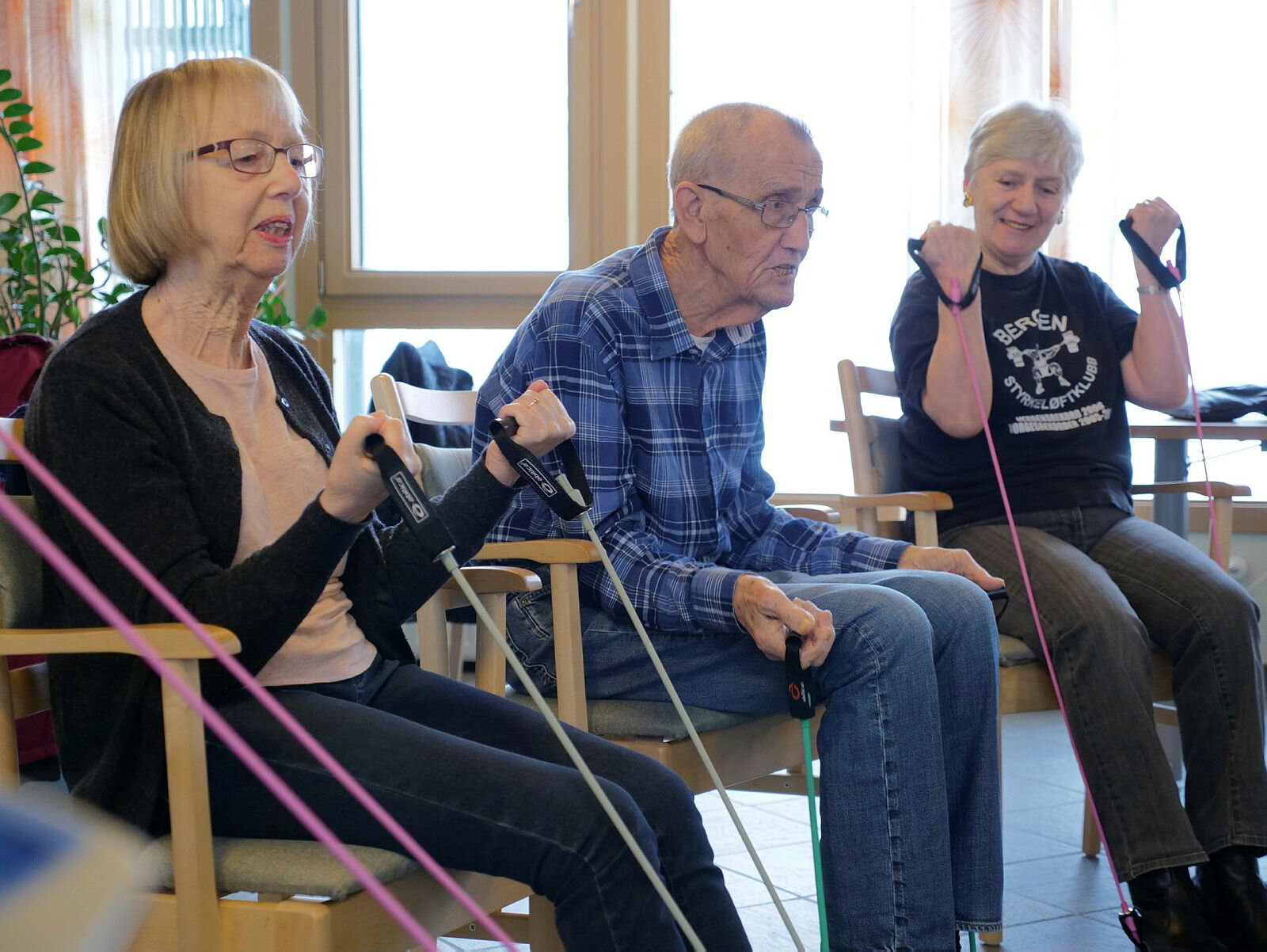 Pårørende Bente Kaarstad, beboer på Løvåsen sykehjem Ragnar Kaarstad og Unni Olsen trener med strikk Pårørende Bente Kaarstad, beboer på Løvåsen sykehjem Ragnar Kaarstad og Unni Olsen trener med strikk