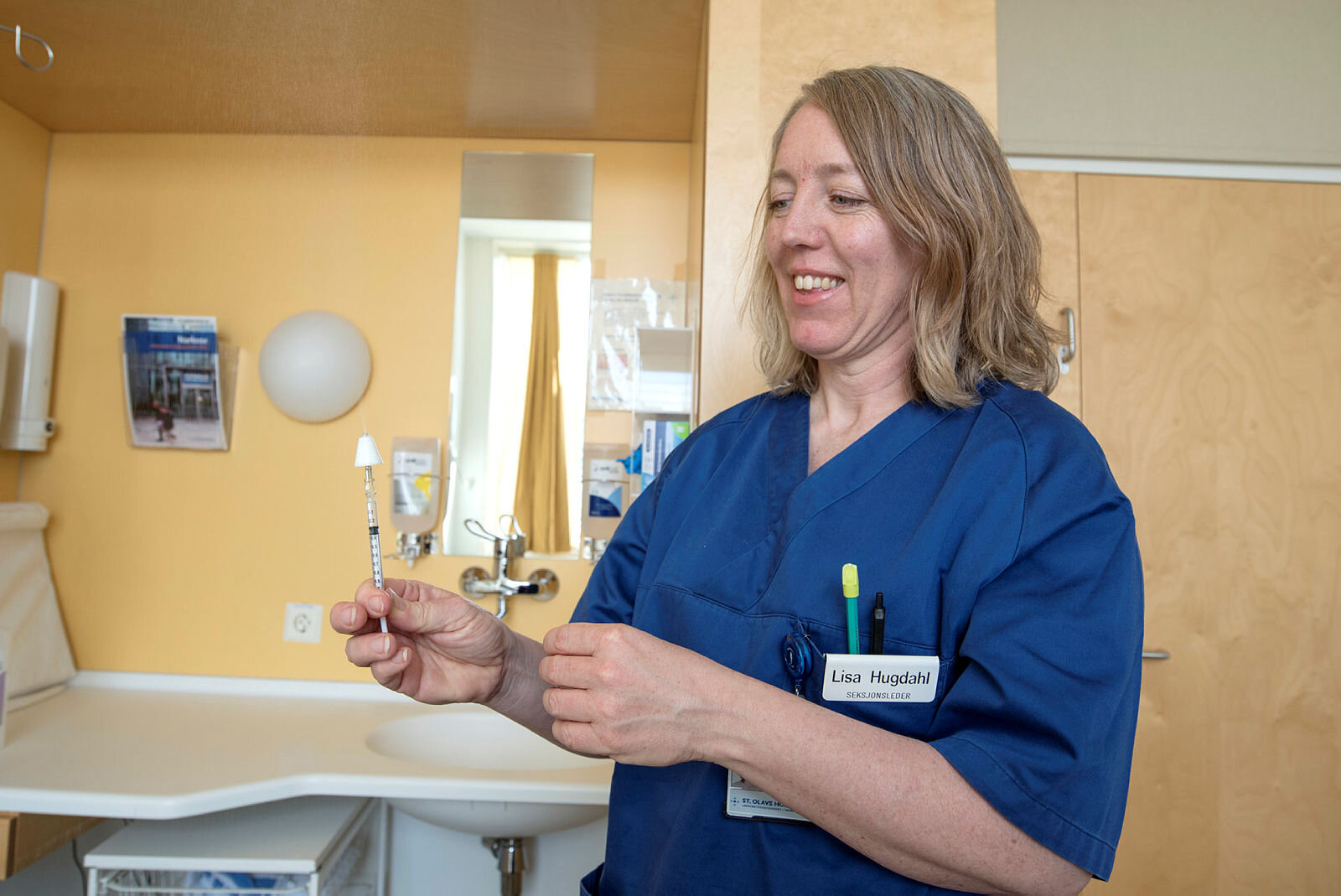 Lisa Hugdahl Bildet viser Lisa Hugdahl som holder en injeksjonssprøyte påsatt et forstøverforstykke.