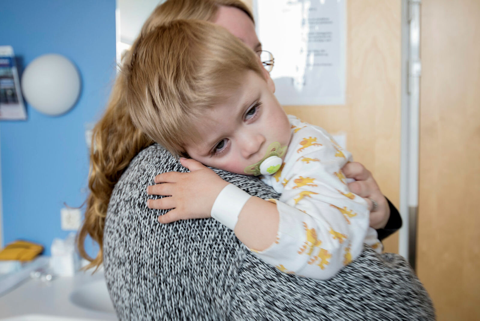 Oliver Bildet viser Oliver på mammas arm.