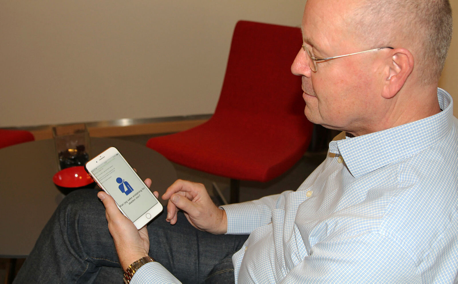 Rolf Gunnar Jørstad i NPE Rolf Gunnar Jørstad i NPE tester ut nettjeneste på mobil