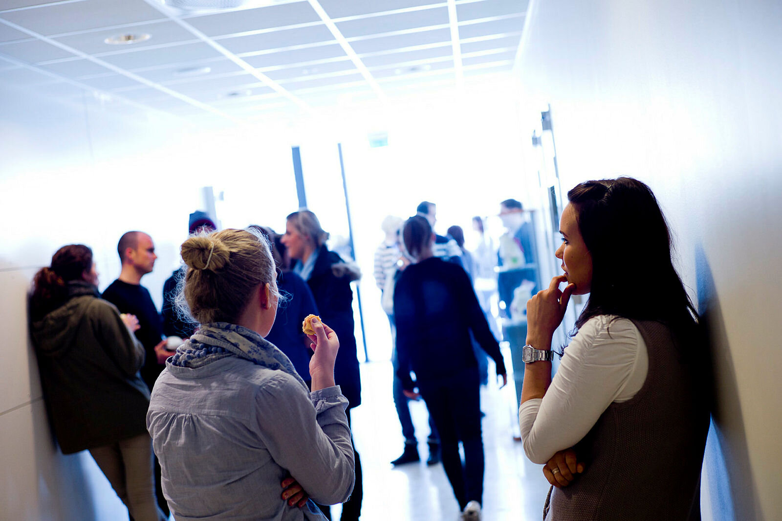 Studenter i korridoren på høyskole.