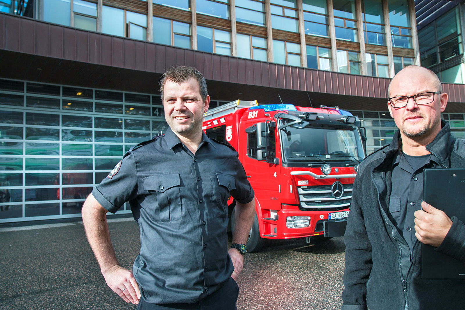 Stian Bjelland og Øyvind Fagermo, brannstasjonen i Bergen. Begge er sykepleiere. Bjelland er brannmann.