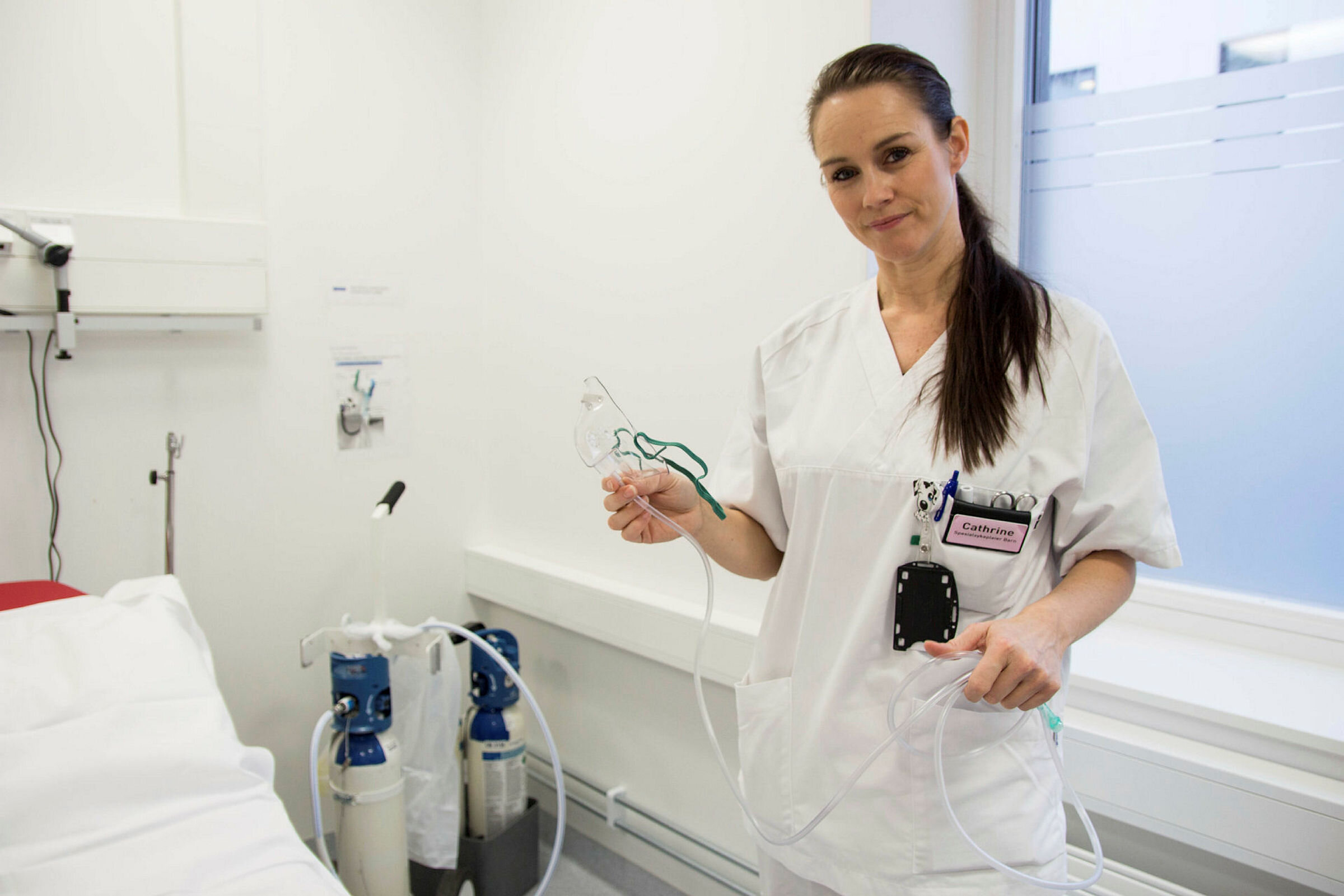 Bildet viser Cathrine Iren Iversen som holder en oksygenmaske.