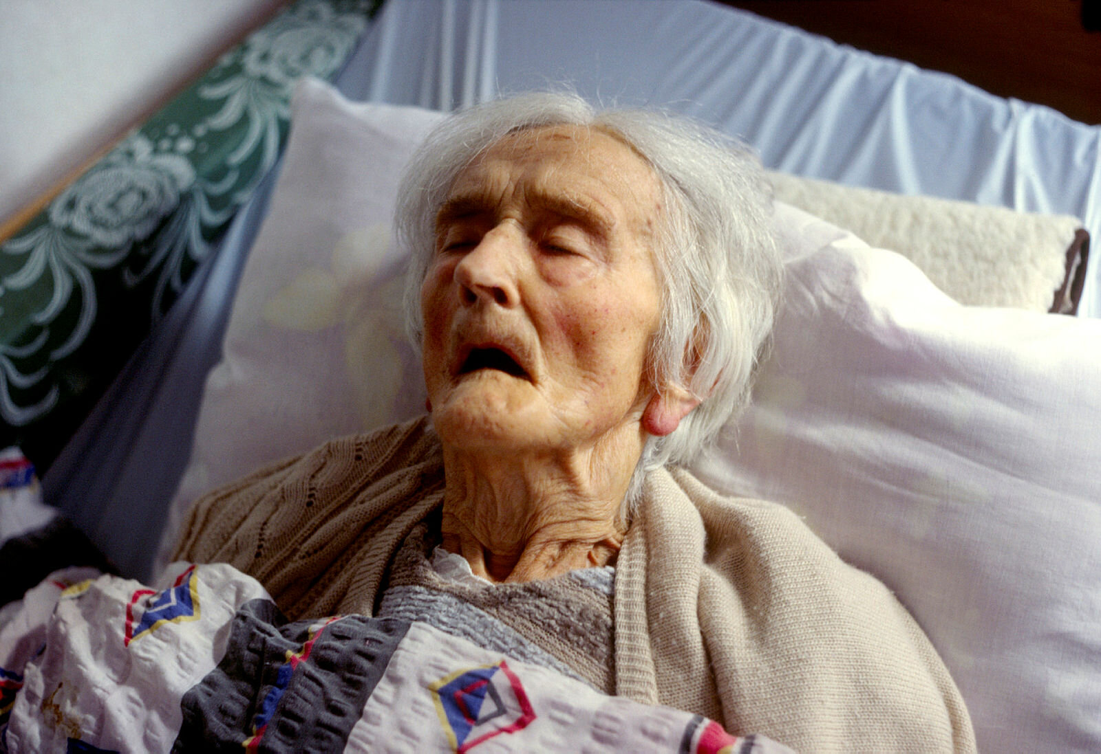 Dødsfall Bildet viser en eldre kvinne som ligger død i en seng