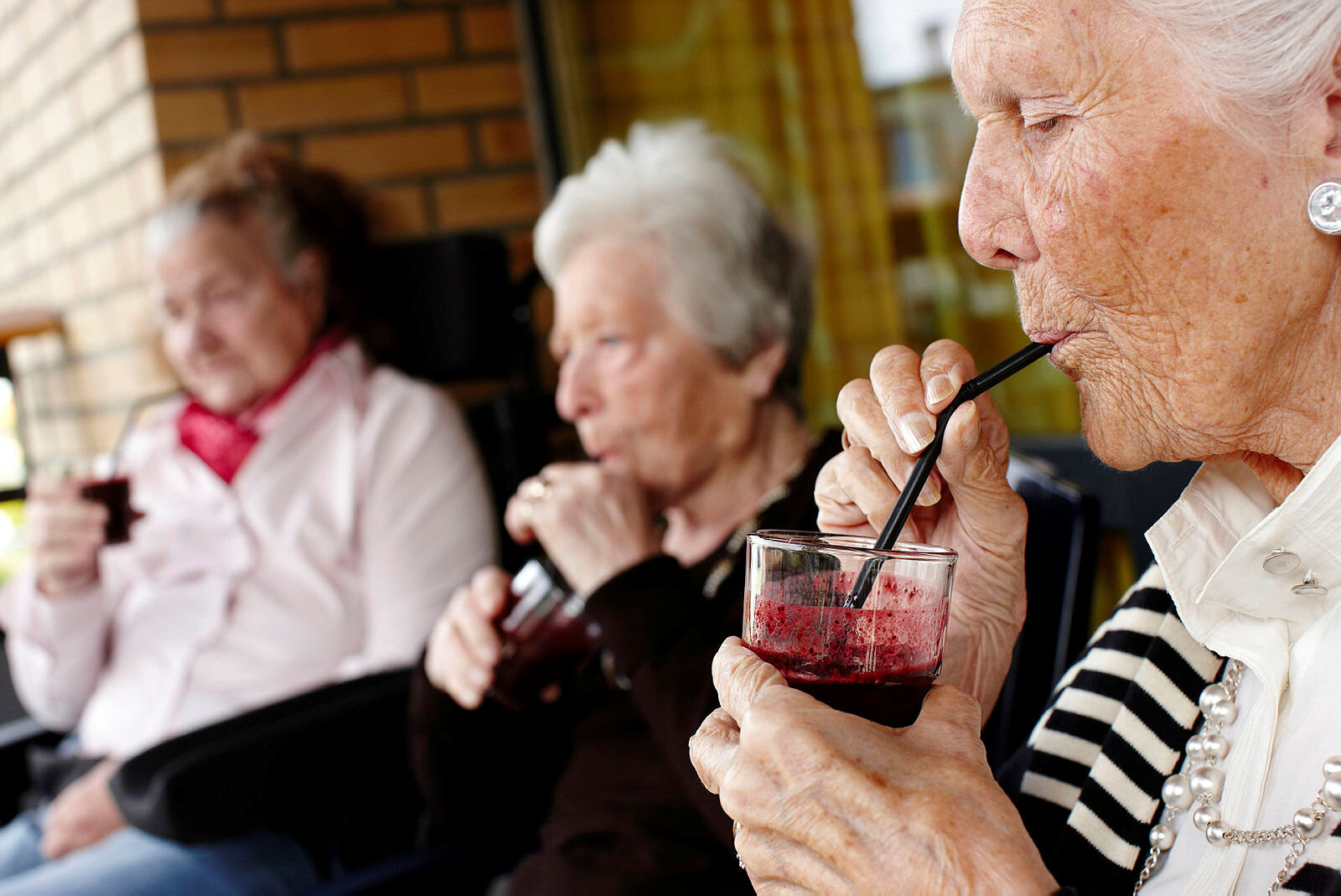 Beboere på Abildsø bo- og rehabiliteringssenter drikker smoothie.