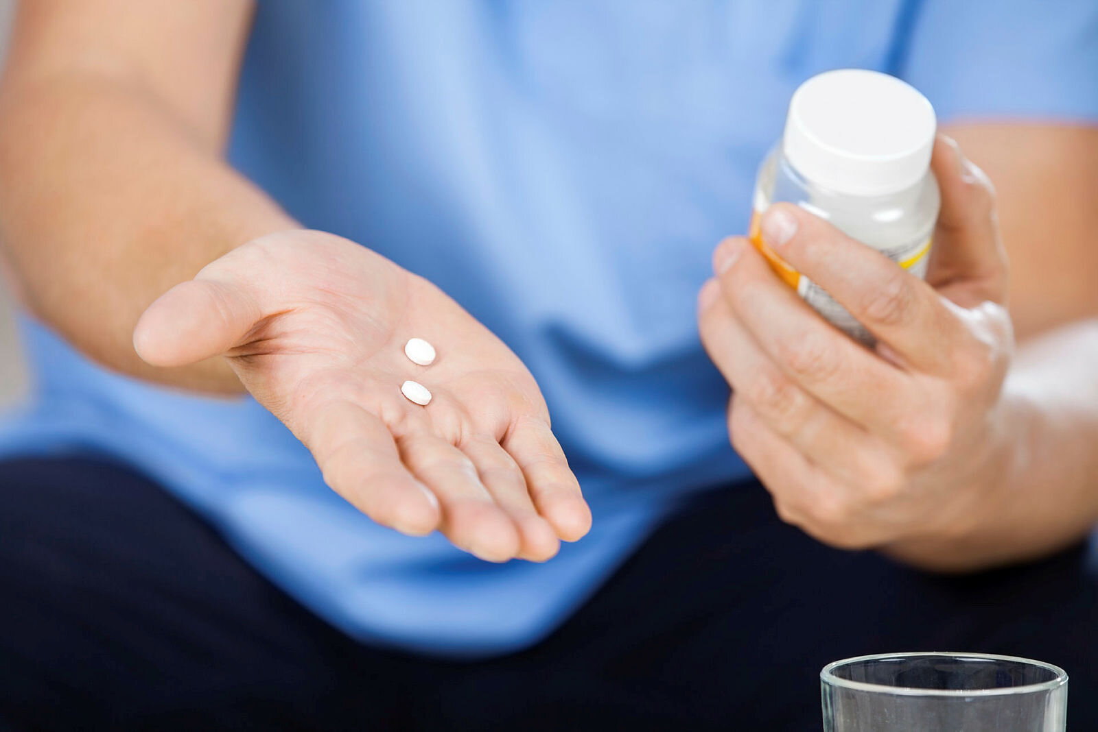 Sykepleier holder piller og pilleglass. Sykepleier holder piller og pilleglass.