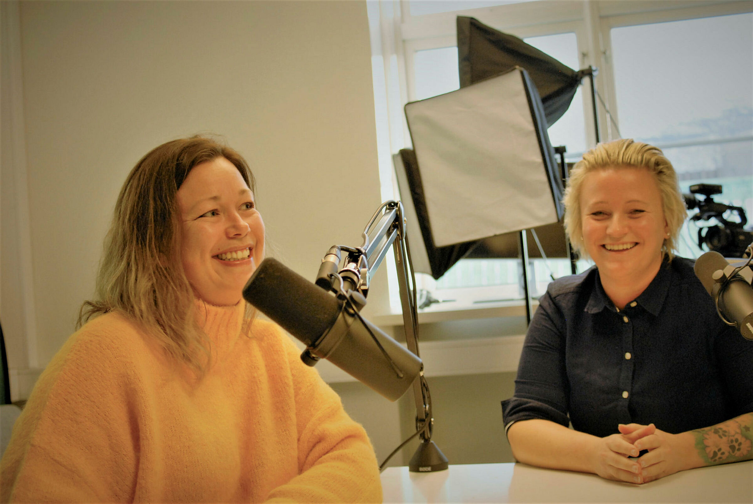 Podpikene Hanne Indrebø og Marianne Dale er sykepleiere og utgjør humorduen Podpikene.