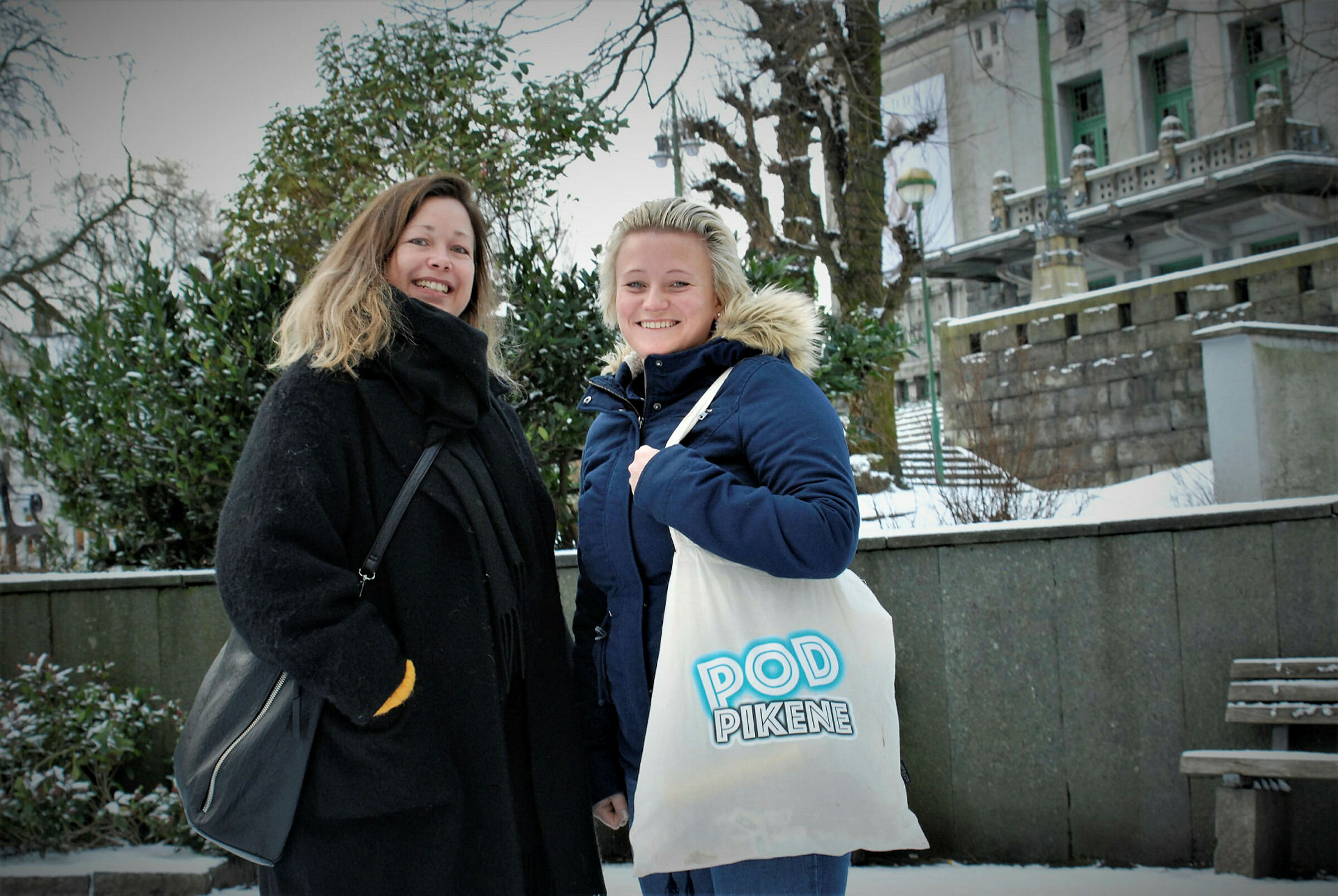 Podpikene Hanne Indrebø og Marianne Dale er sykepleiere og utgjør humorduen Podpikene.