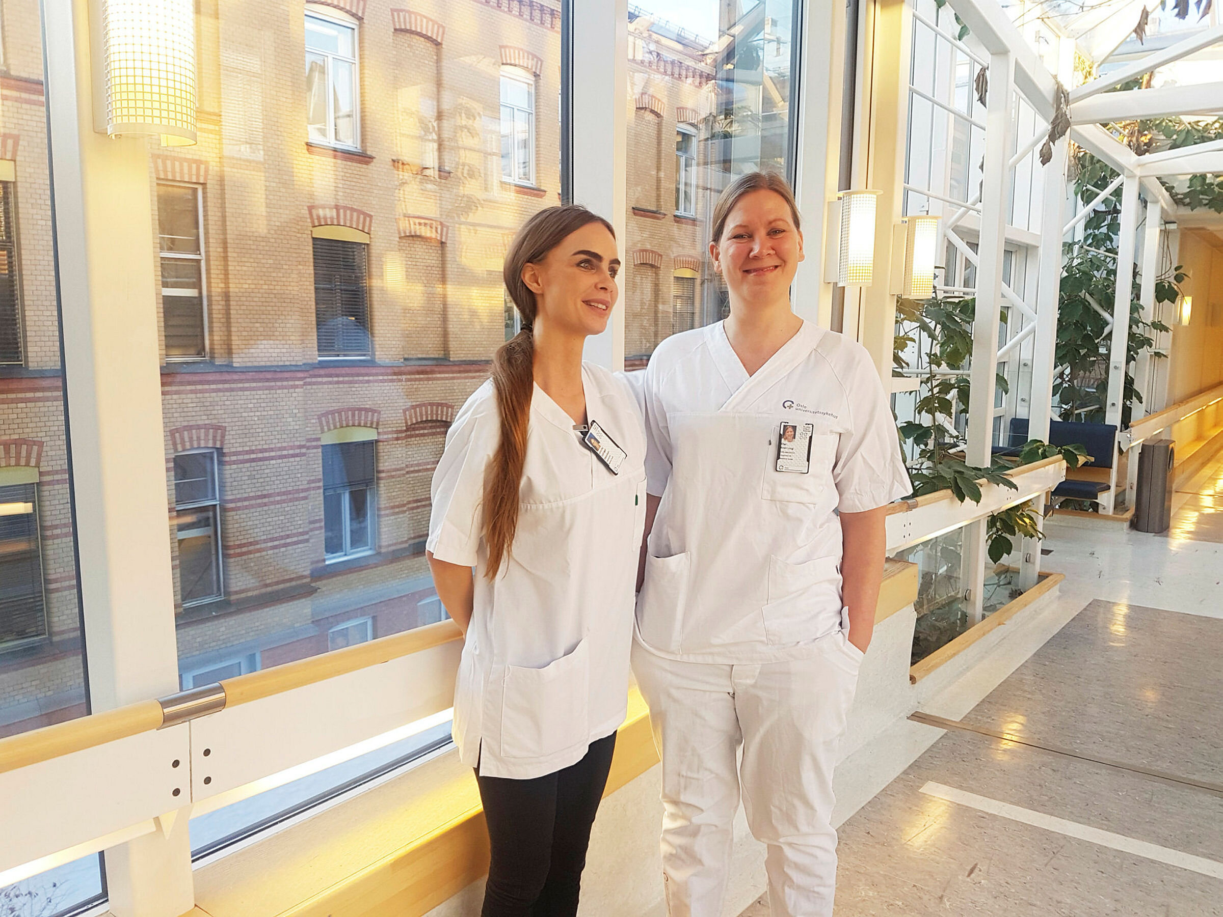 Spesialsykepleier og avdelingssykepleier, Johanna Costinger, og hennes HLR instruktør og spesialsykepleier, Ellen Kronstad. Spesialsykepleier og avdelingssykepleier, Johanna Costinger, og hennes HLR instruktør og spesialsykepleier, Ellen Kronstad