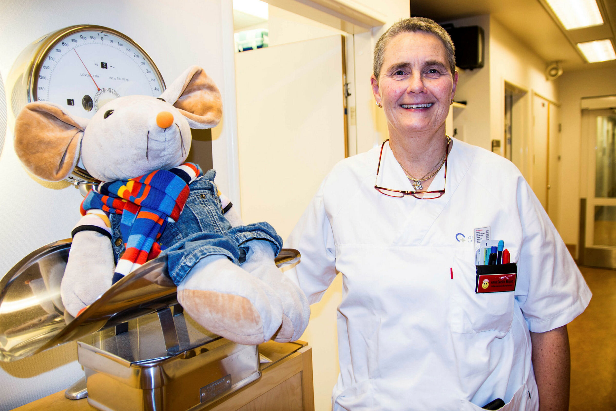 Bildet viser Anne Cecilie Strand på barneintensiv på Rikshospitalet.