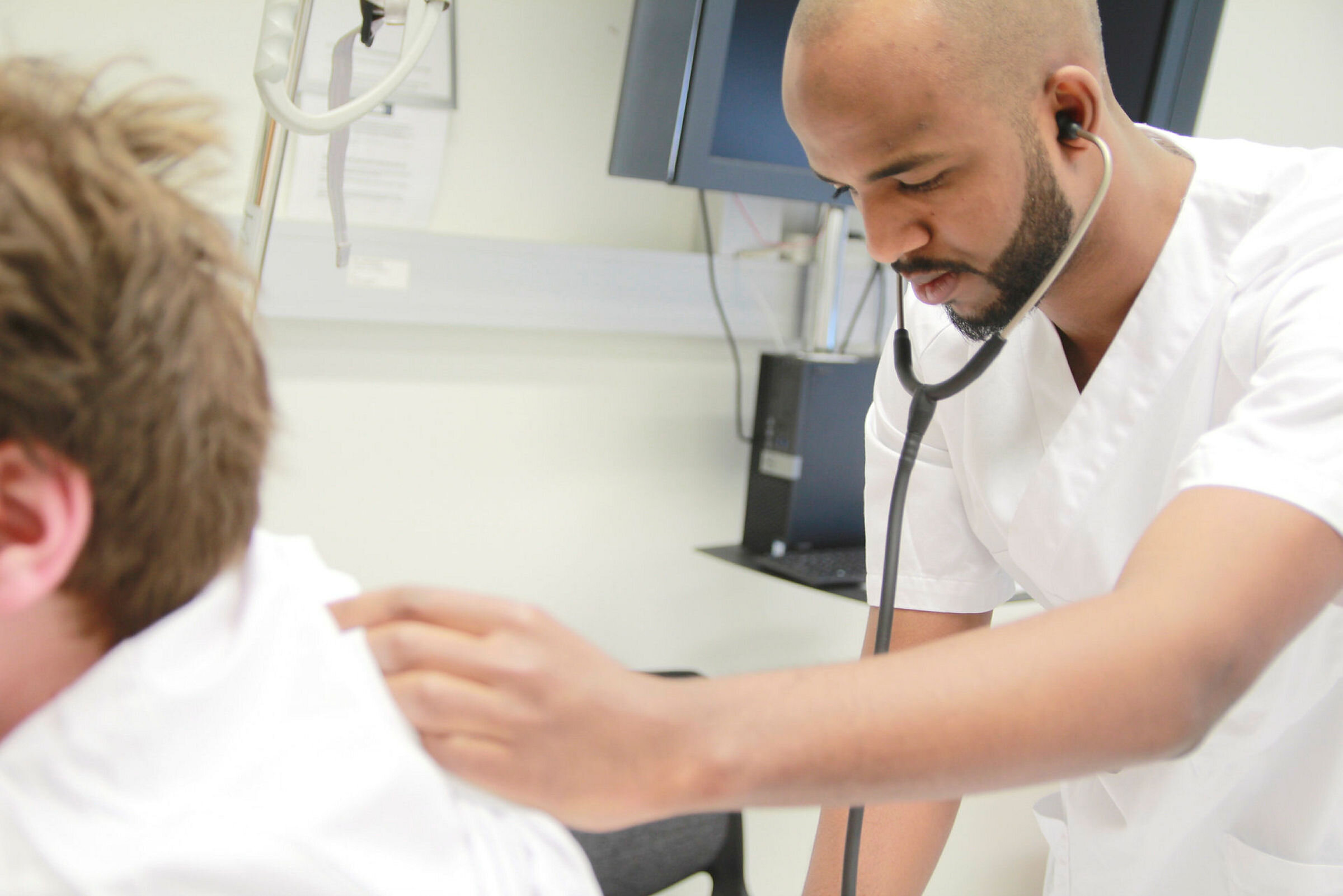 Andreårsstudenter ved Høgskolen i Sør-Norge, Kim Ovnerud, Abdulhakim Mohamed Ali, Angela R. Josefsen som øver på hverandre.