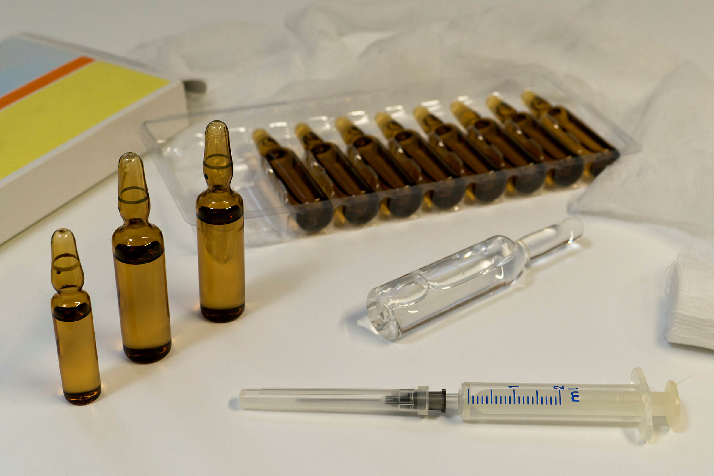 Illustrasjoner av ampuller med medisin og sprøyter