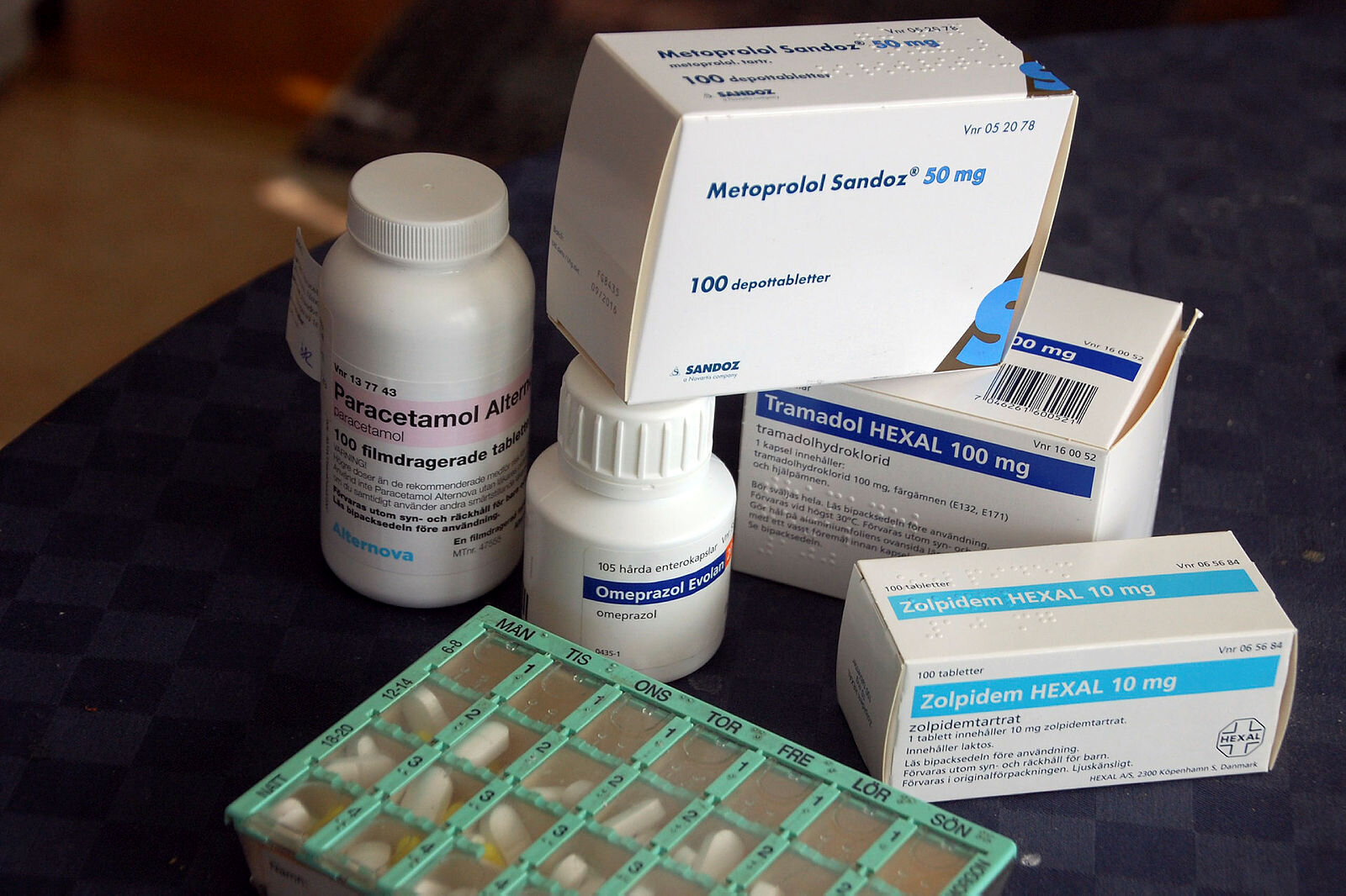 Medisiner Dosett og foreskjellige pakker med medisiner.