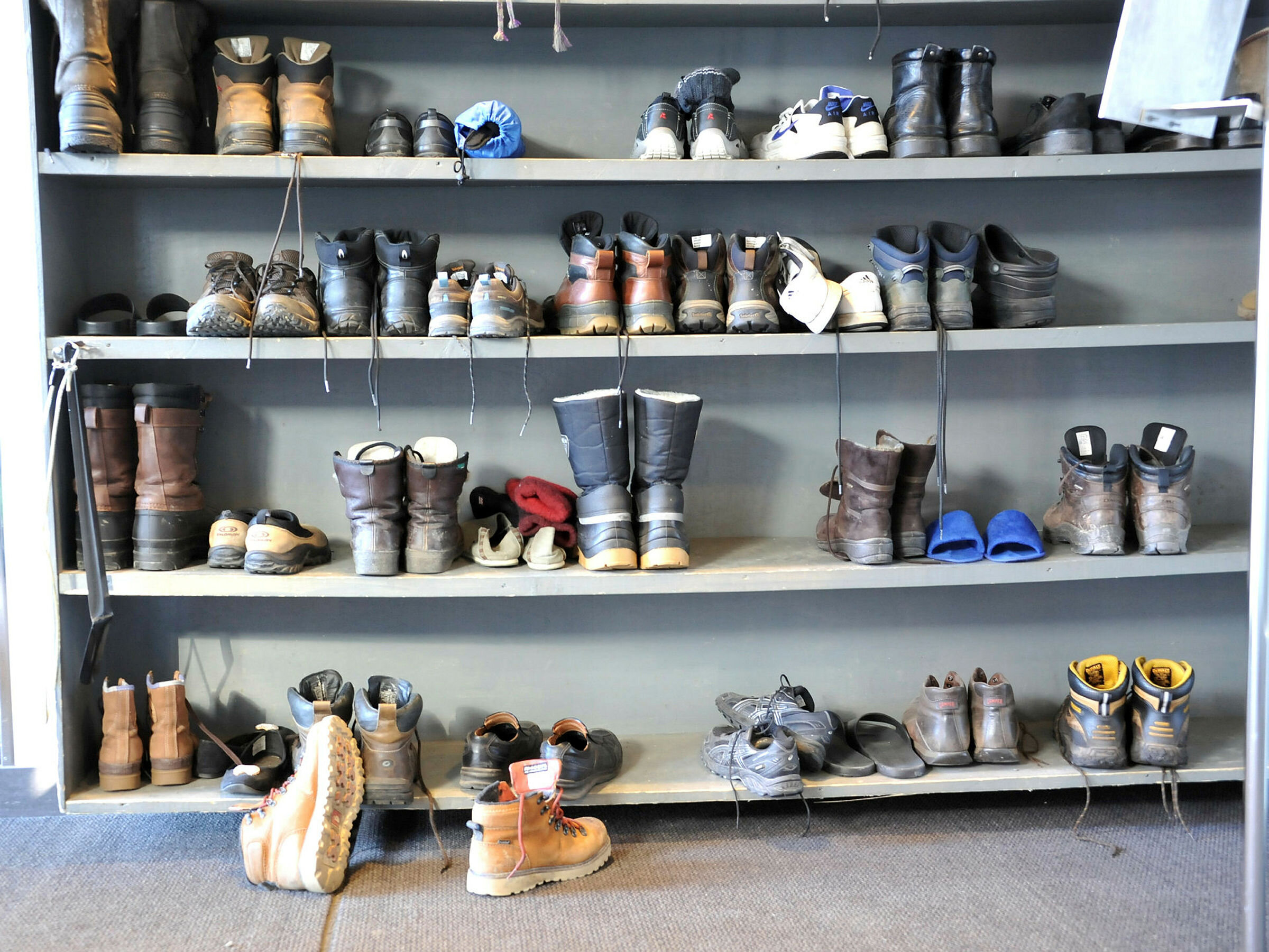 Sko Ulike sko i skohylle.