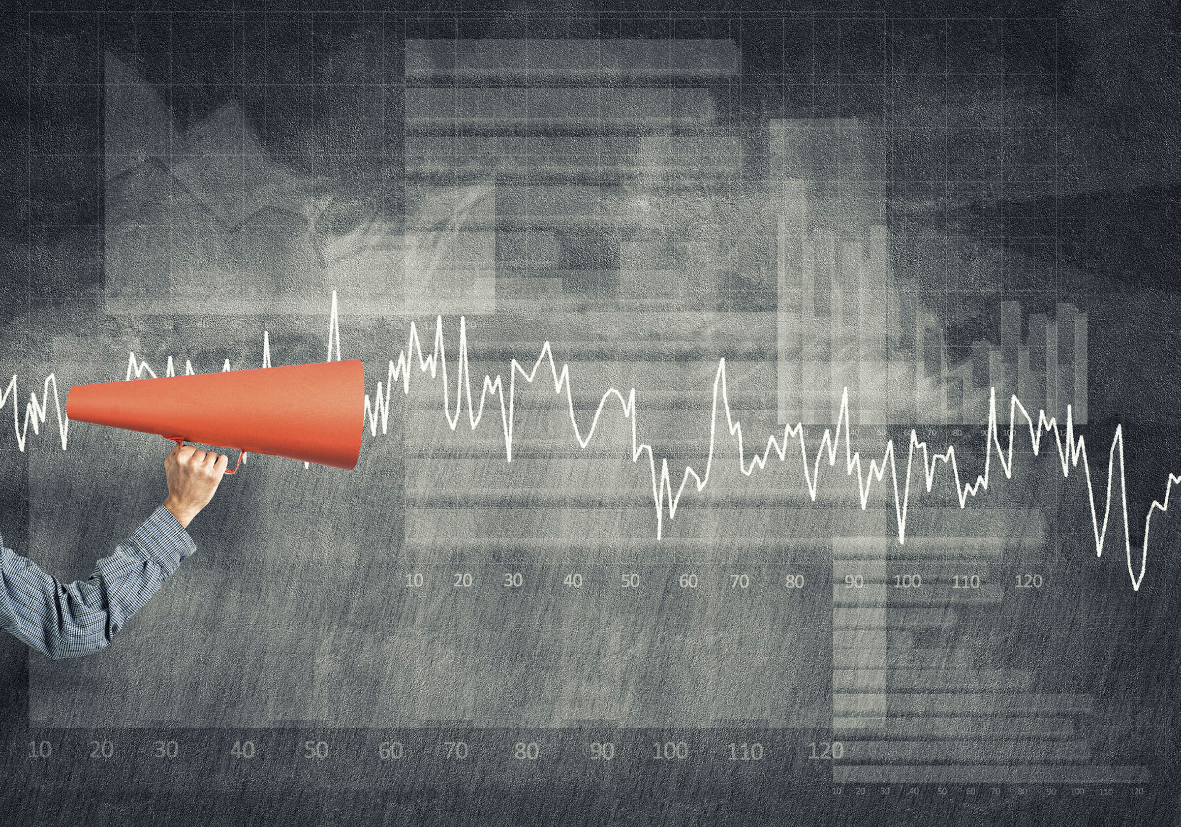 Bilde av noen som skriker i en megafon. 