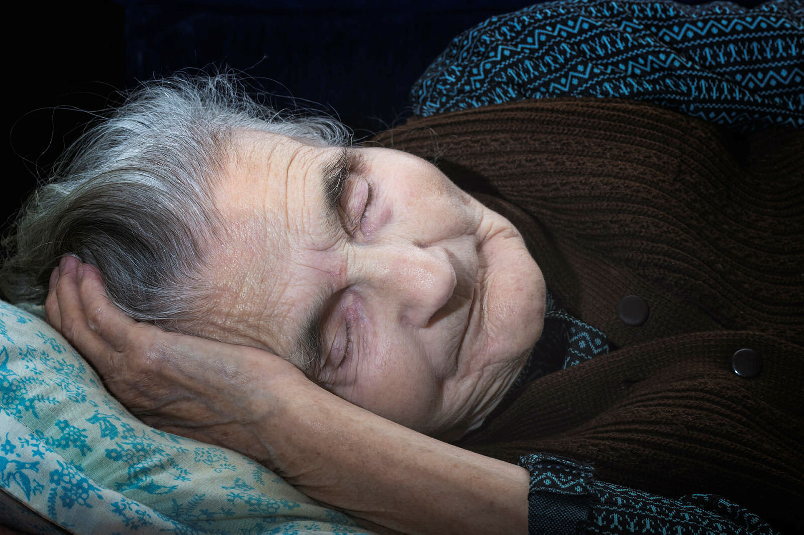 Eldre, syk kvinne Bildet viser en eldre kvinne som sover