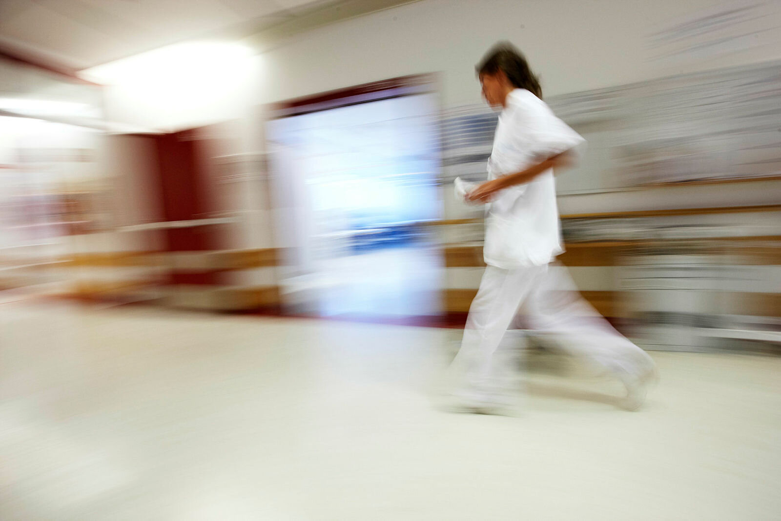 Sykepleier som løper og stresser. Sykepleier som løper og stresser.