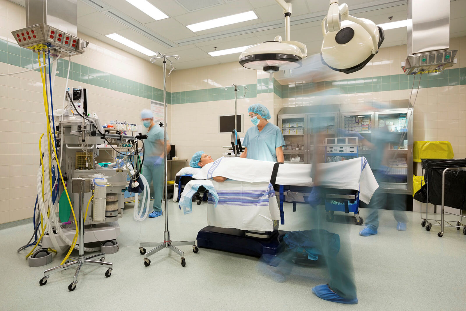 operasjonsstue Medisinsk team diskuterer på operasjonsstue