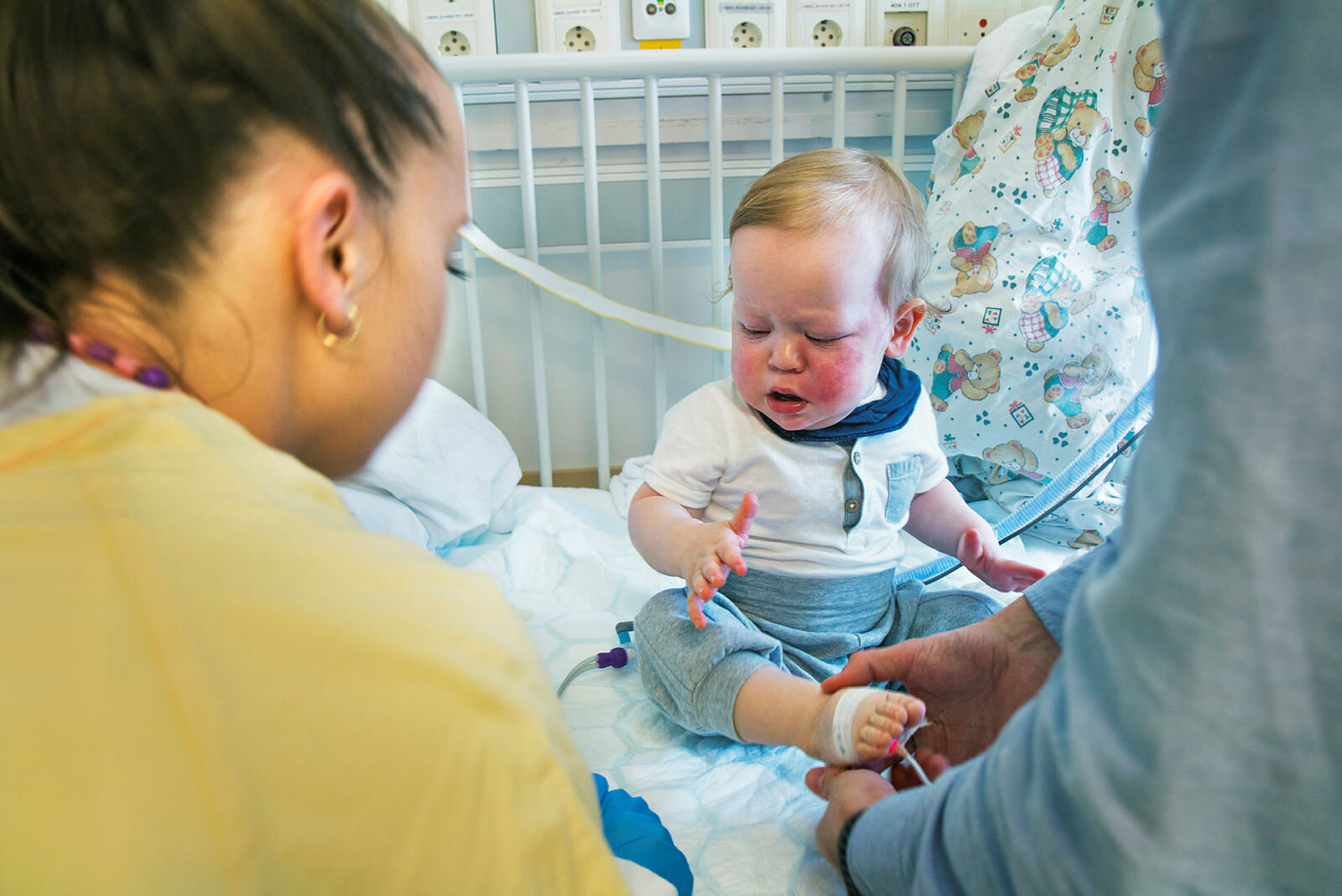 Odin er i isolat. Han har RS-virus. På foten har han en probe som måler oksygenmetning. Ullevål sykehus