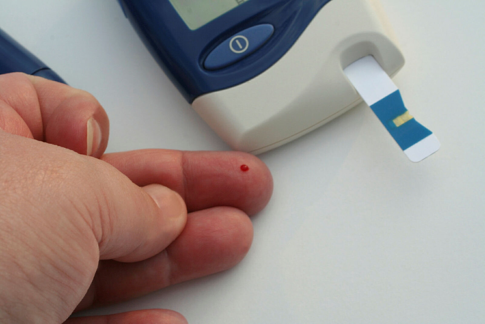 Diabetes Viser en blodprøvestikk for å måle glukoseinnhold i blodet