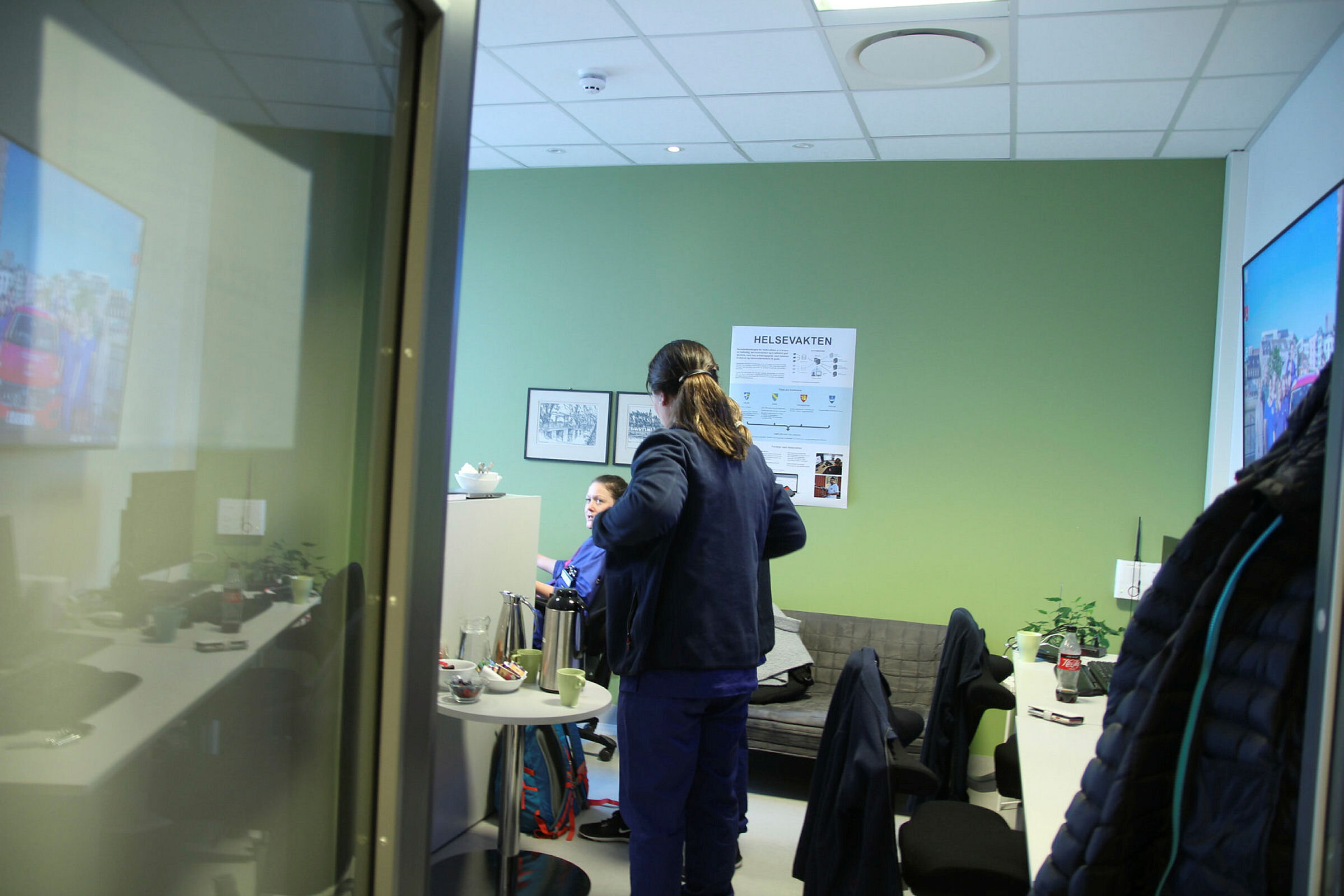 TRYGGHETSPATRULJE: Stine Skaarberg og Camilla Saenger gjør seg klar til å dra ut på oppdrag.