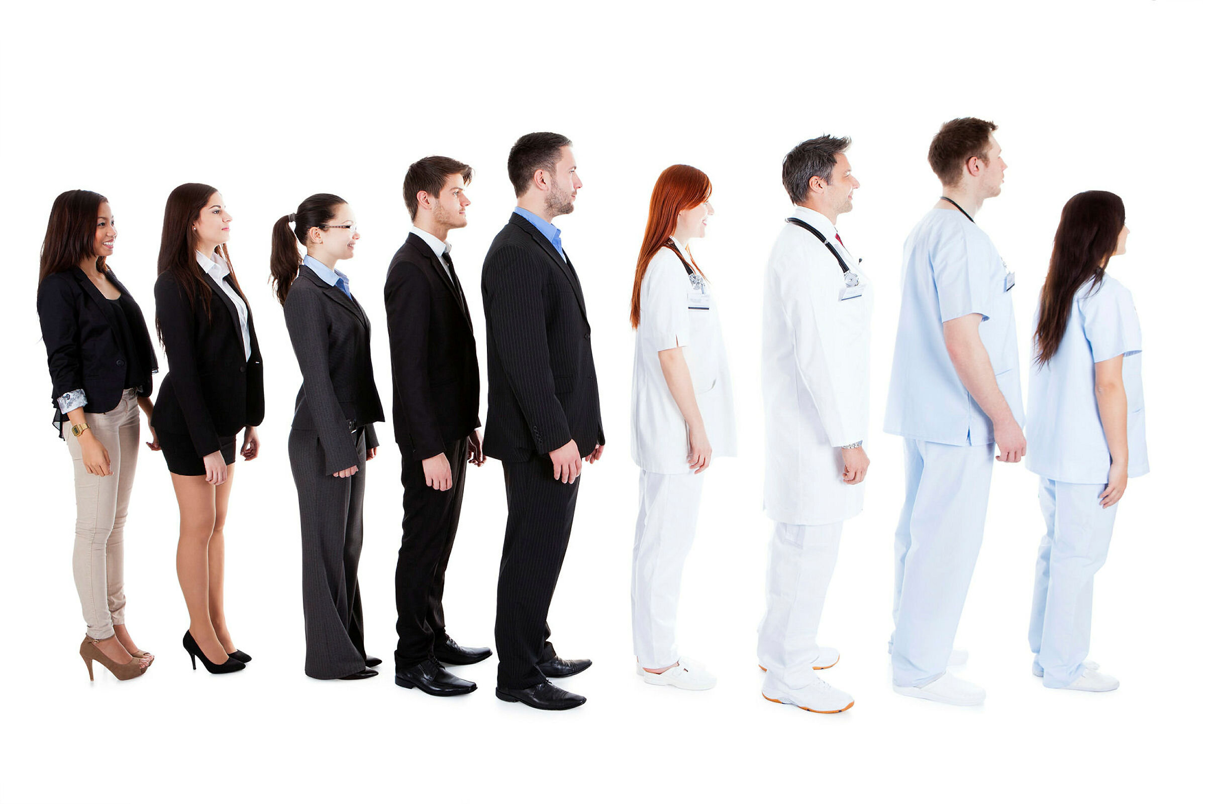 helseansatte En kø av menn og kvinner i ulike abeidsantrekk