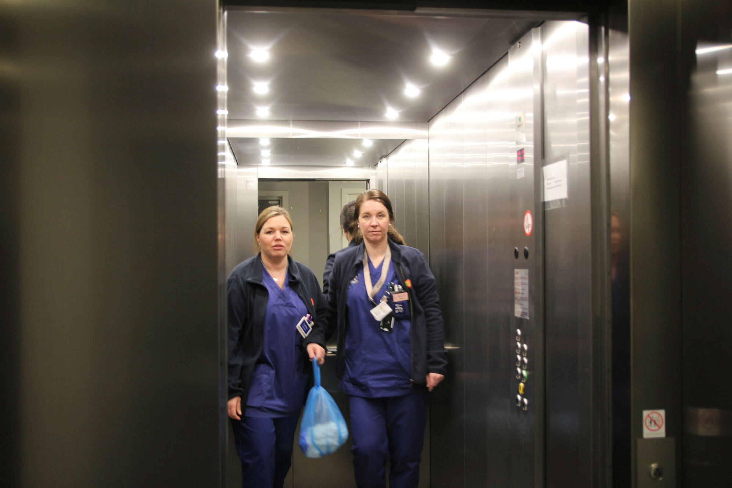 Stine Skaarberg og Camilla Saenger i heisen etter fullført oppdrag