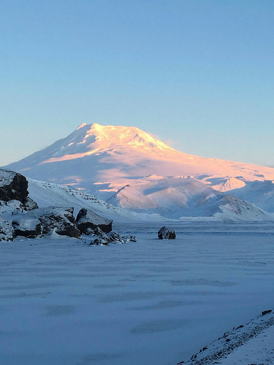Jan Mayen - kontorutsikt Utsikt fra Cyberforsvarets stasjon på Jan Mayen til Norges eneste aktive vulkan, Beerenberg.