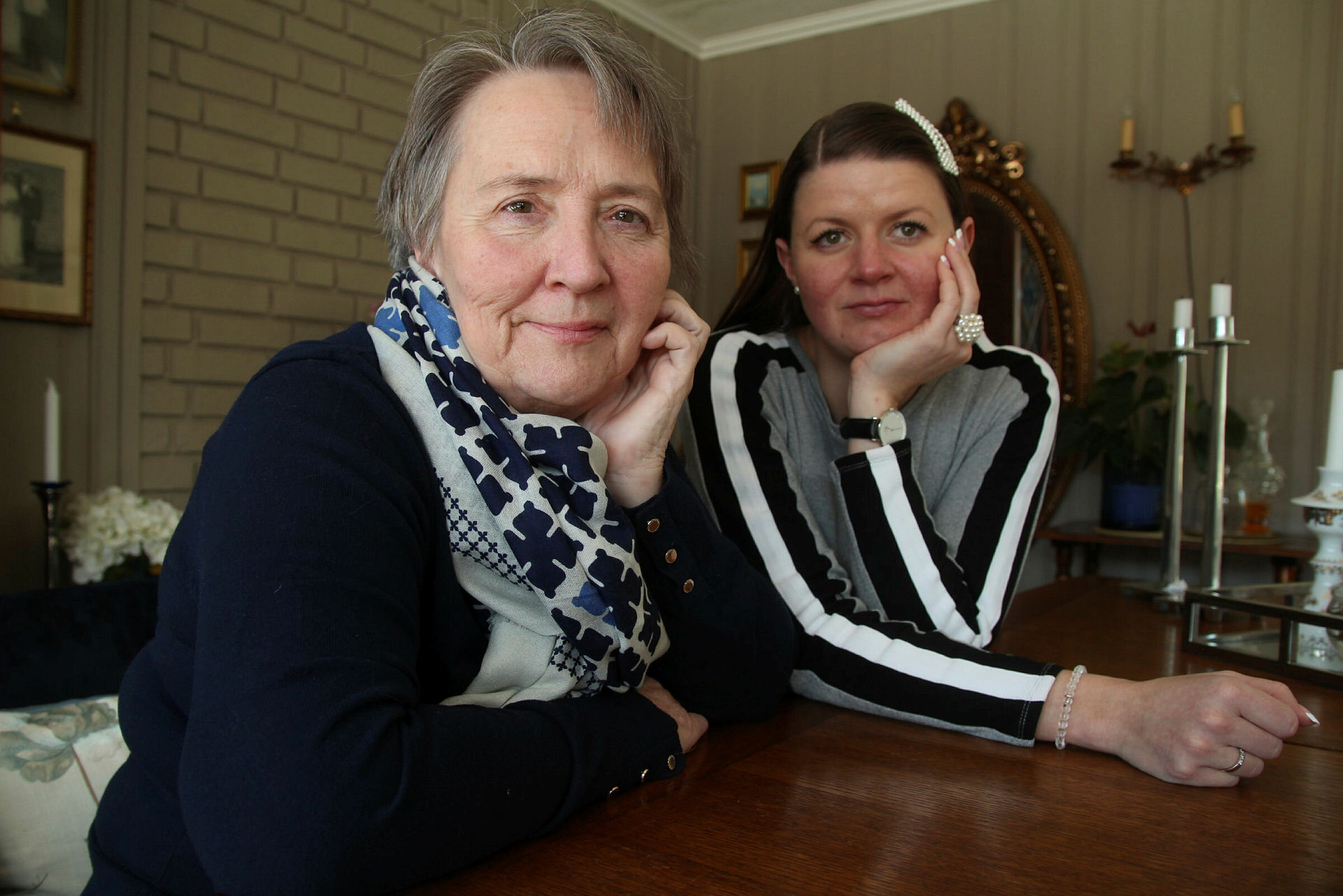 Ulla Esborg og Lillian Elise Esborg Bergane Mor og datter sitter sammen rundt spisebordet