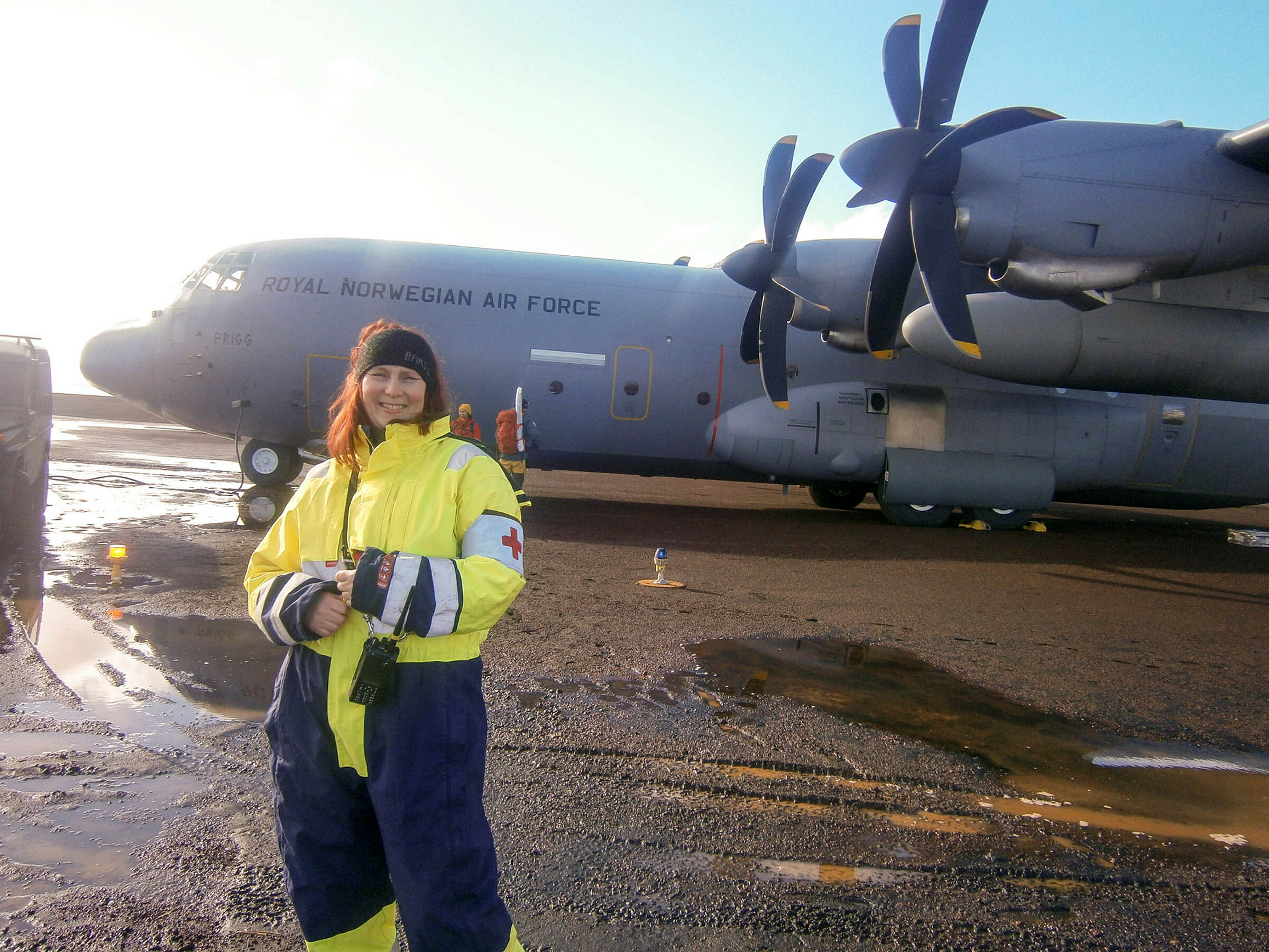 Ellen Kristine Opheim Portrett av Jan Mayen-sykepleier Ellen Kristine Opheim foran flyet Frigg.