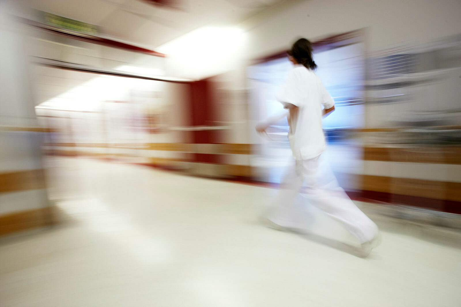 Stress Sykepleier som løper og stresser.