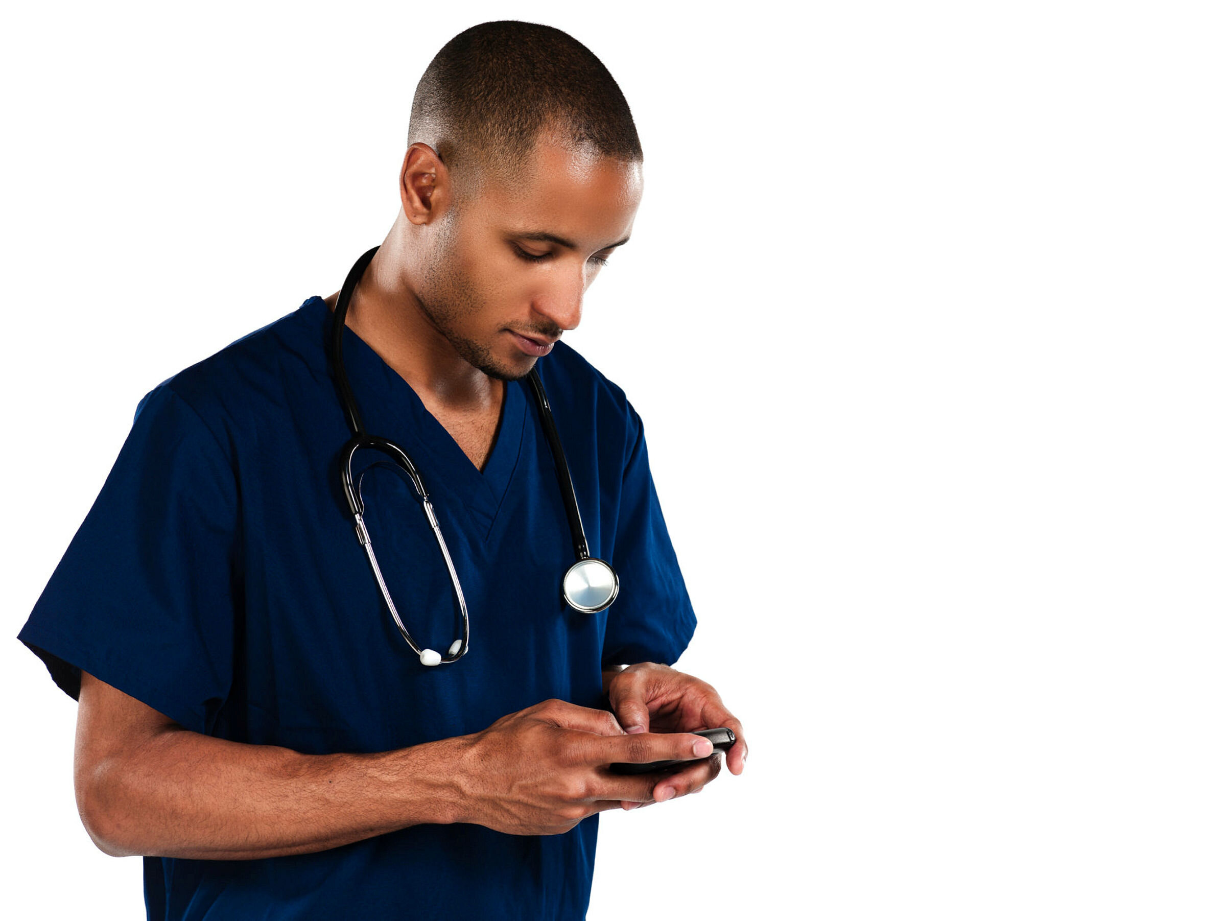 teksting Mannlig lege/sykepleier kikker på mobilen.