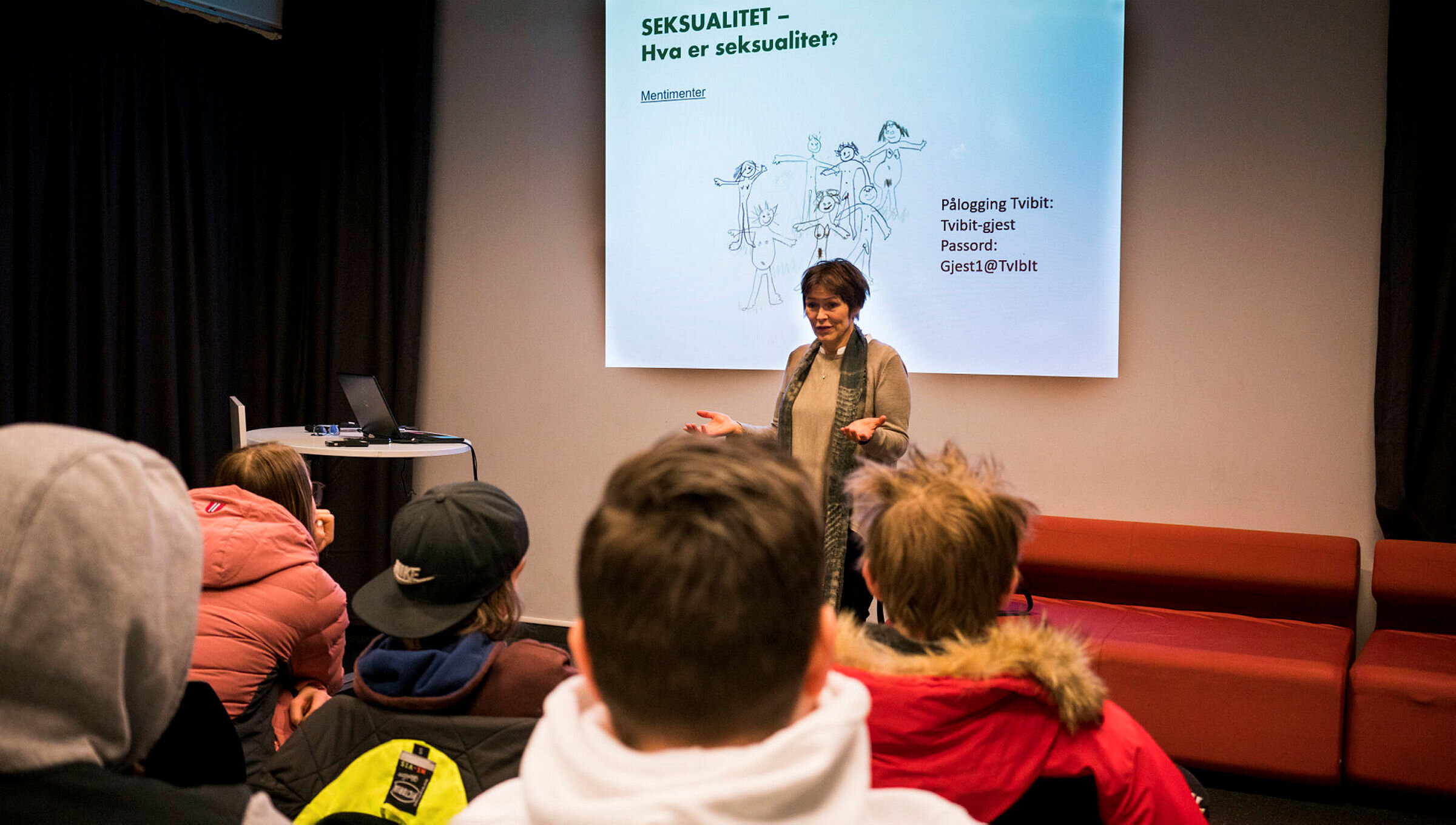 Helsesykepleier Randi Elisabeth Olsen har seksualundervisning Helsesykepleier Randi Elisabeth Olsen har seksualundervisning for tiende klasse i Tromsø