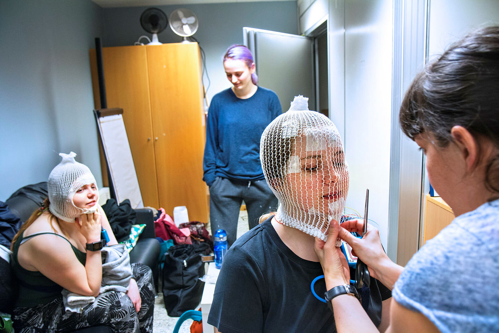 Yngvild Sørheim (foran), Maria Paulen (t.v.) og Gina Løge Flemmen. Jelena Mrdalj fester elektroder. UiB
 skal snart skal i løpet av natten testes på reaksjonstid 