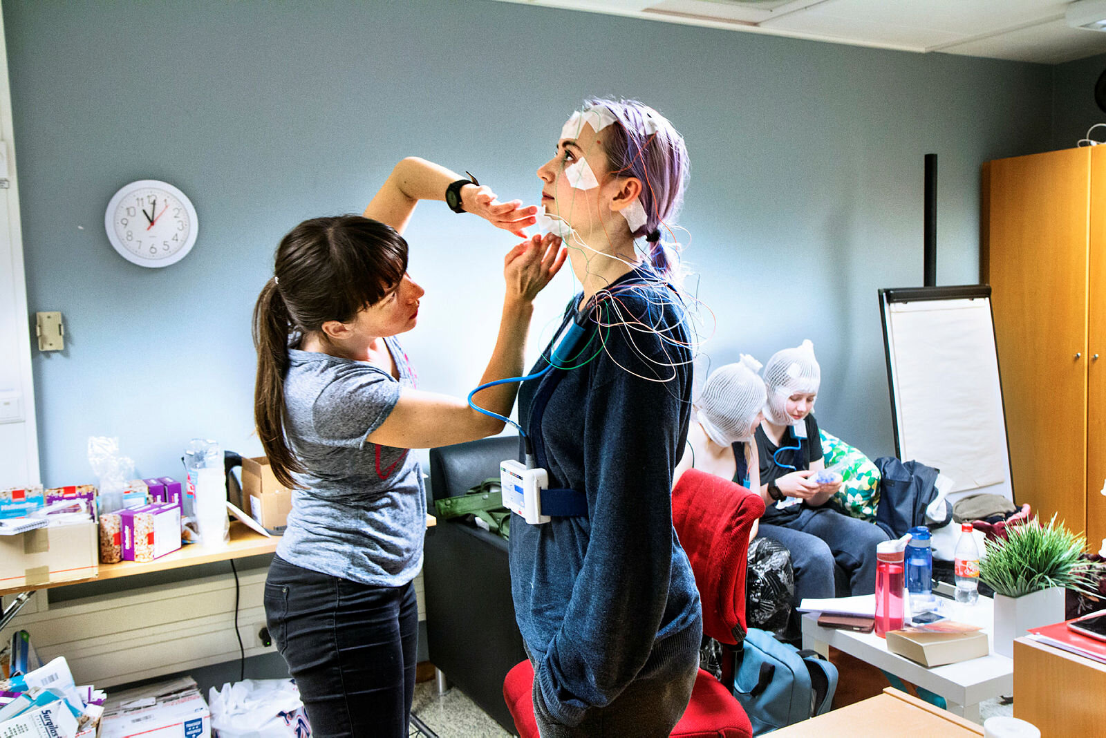 Simulerer nattarbeid i lyslabb, UiB, Institutt for samfunnspsykologi. T.v. Jelena Mrdalj og psykologistudent Gina Løge Flemmen